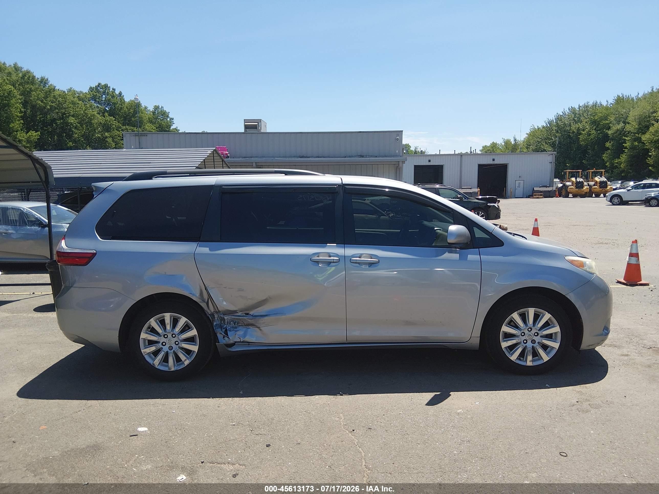2015 Toyota Sienna Le 7 Passenger Silver vin: 5TDJK3DC5FS113615