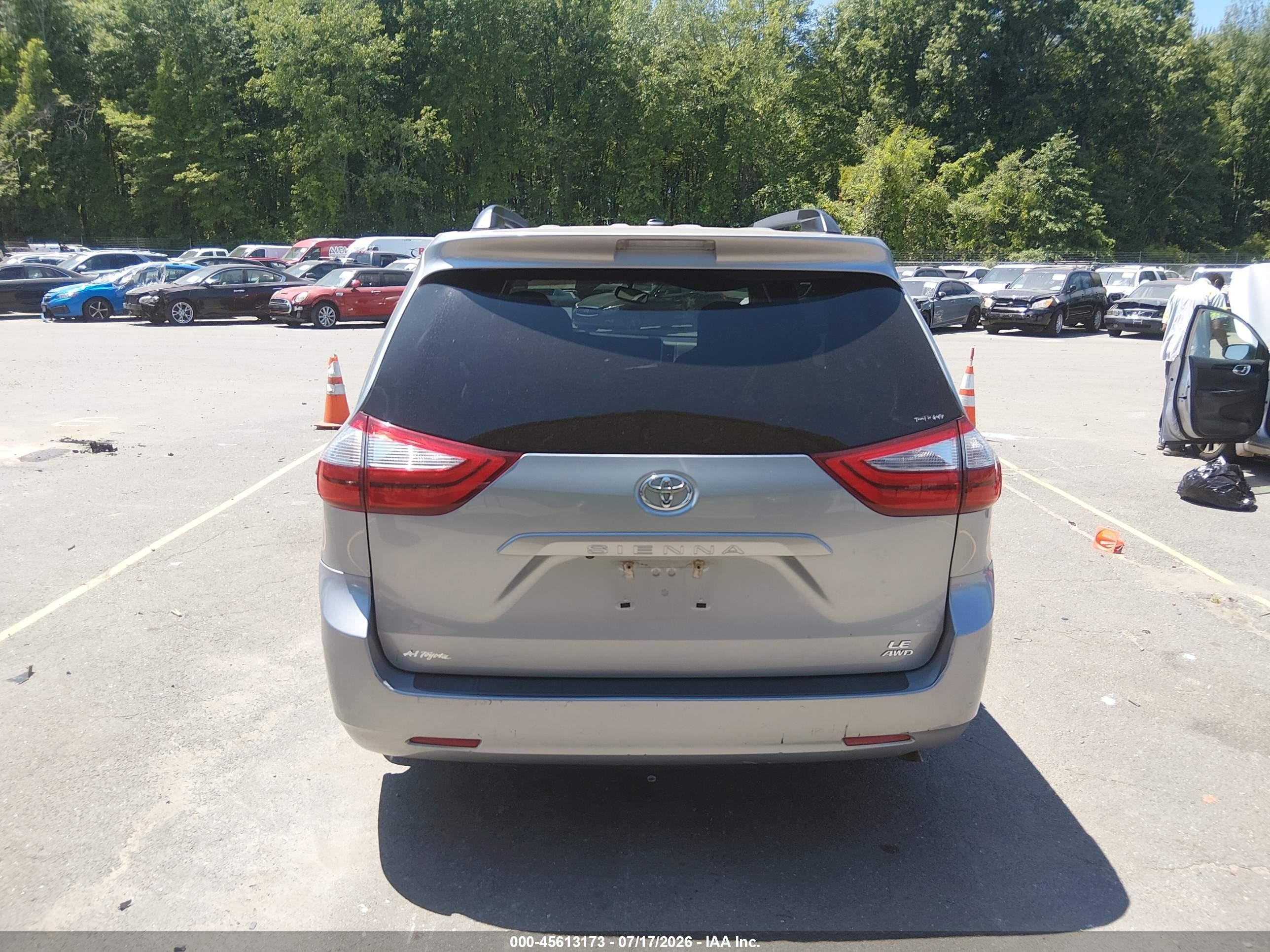 2015 Toyota Sienna Le 7 Passenger Silver vin: 5TDJK3DC5FS113615