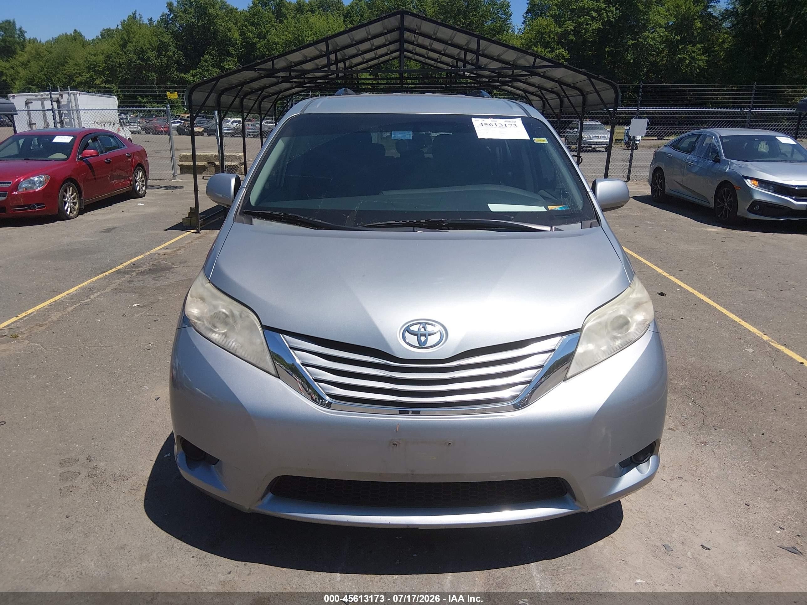 2015 Toyota Sienna Le 7 Passenger Silver vin: 5TDJK3DC5FS113615