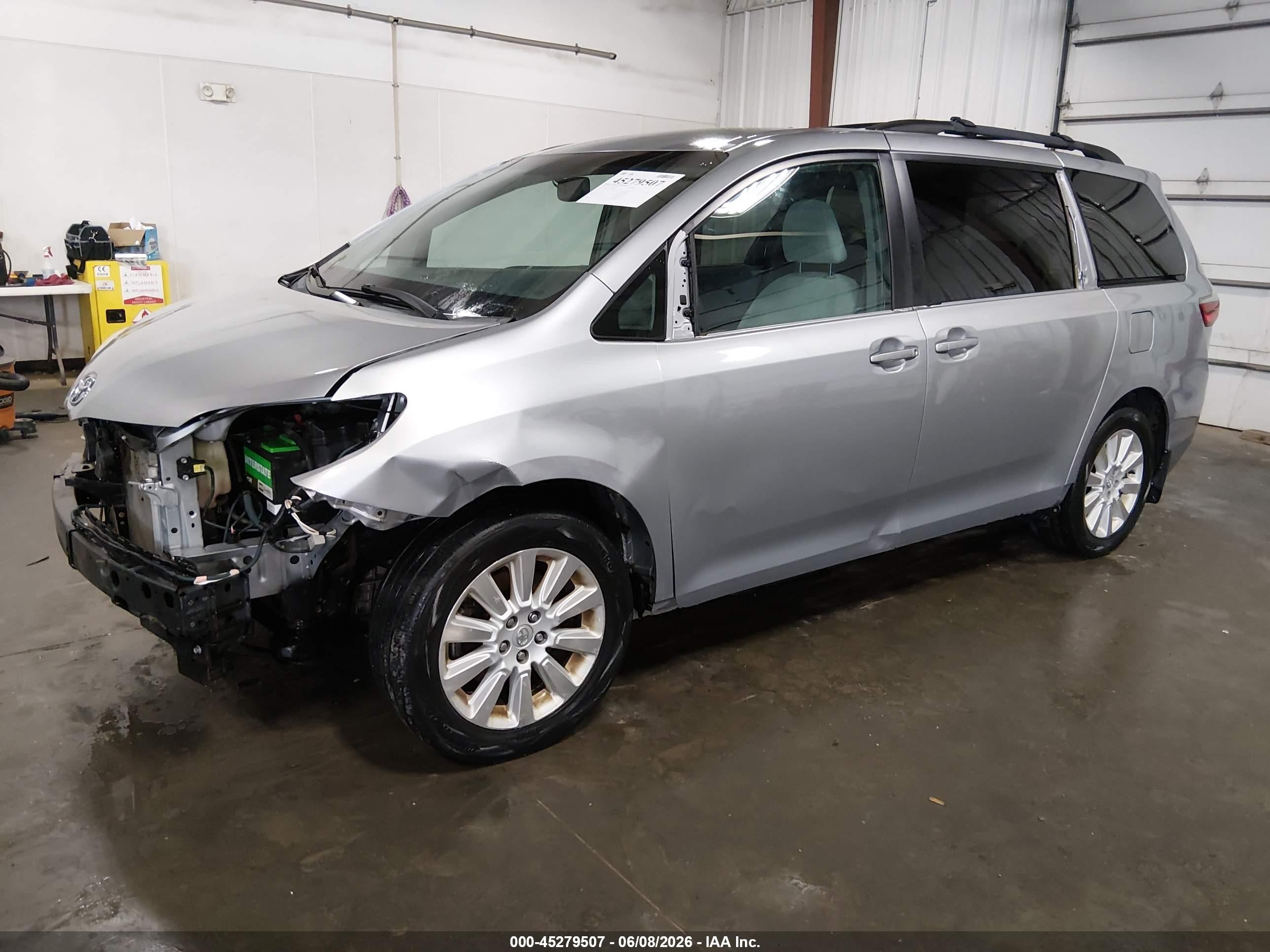 2015 Toyota Sienna Le 7 Passenger Silver vin: 5TDJK3DC5FS126736