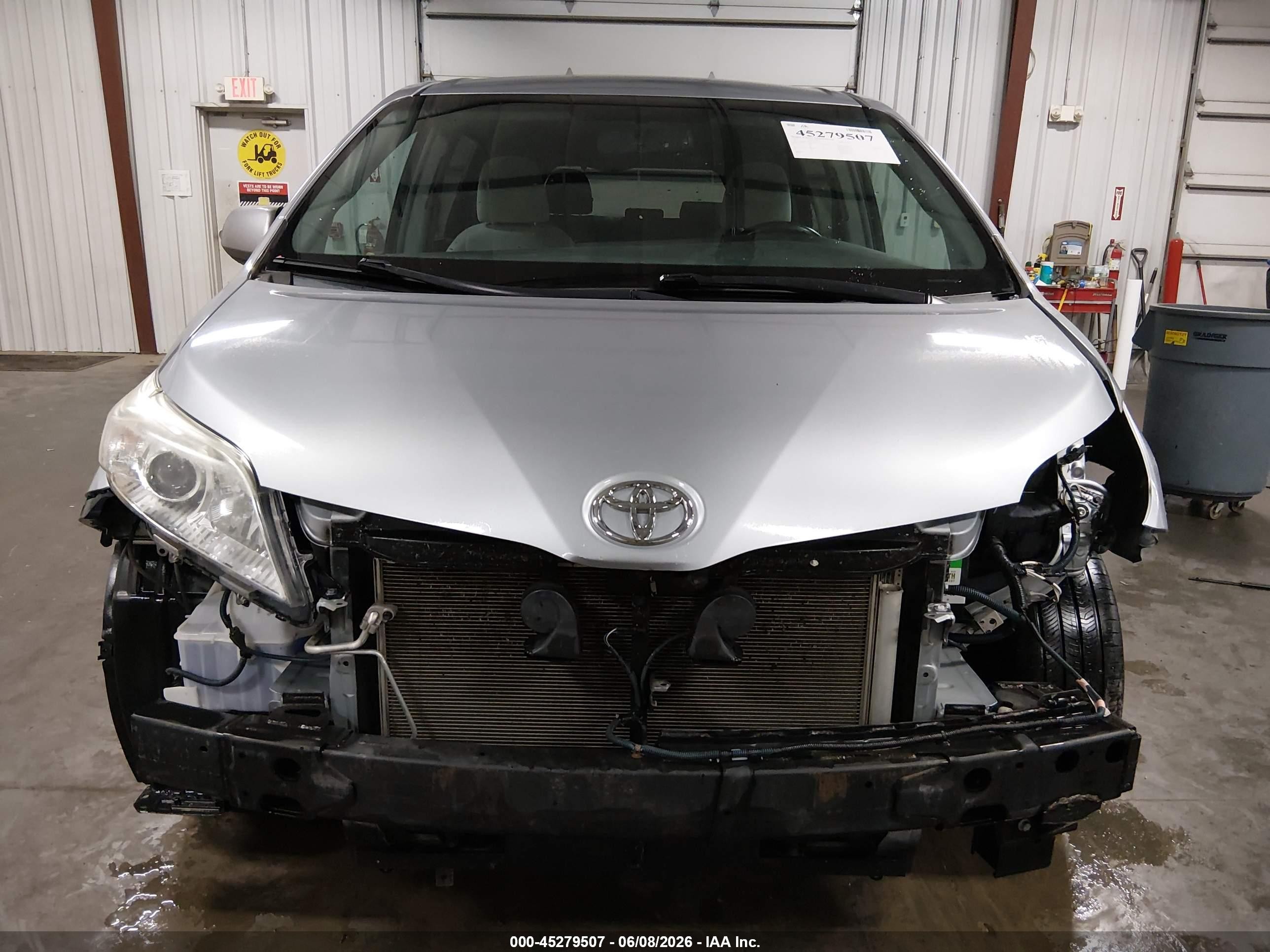 2015 Toyota Sienna Le 7 Passenger Silver vin: 5TDJK3DC5FS126736
