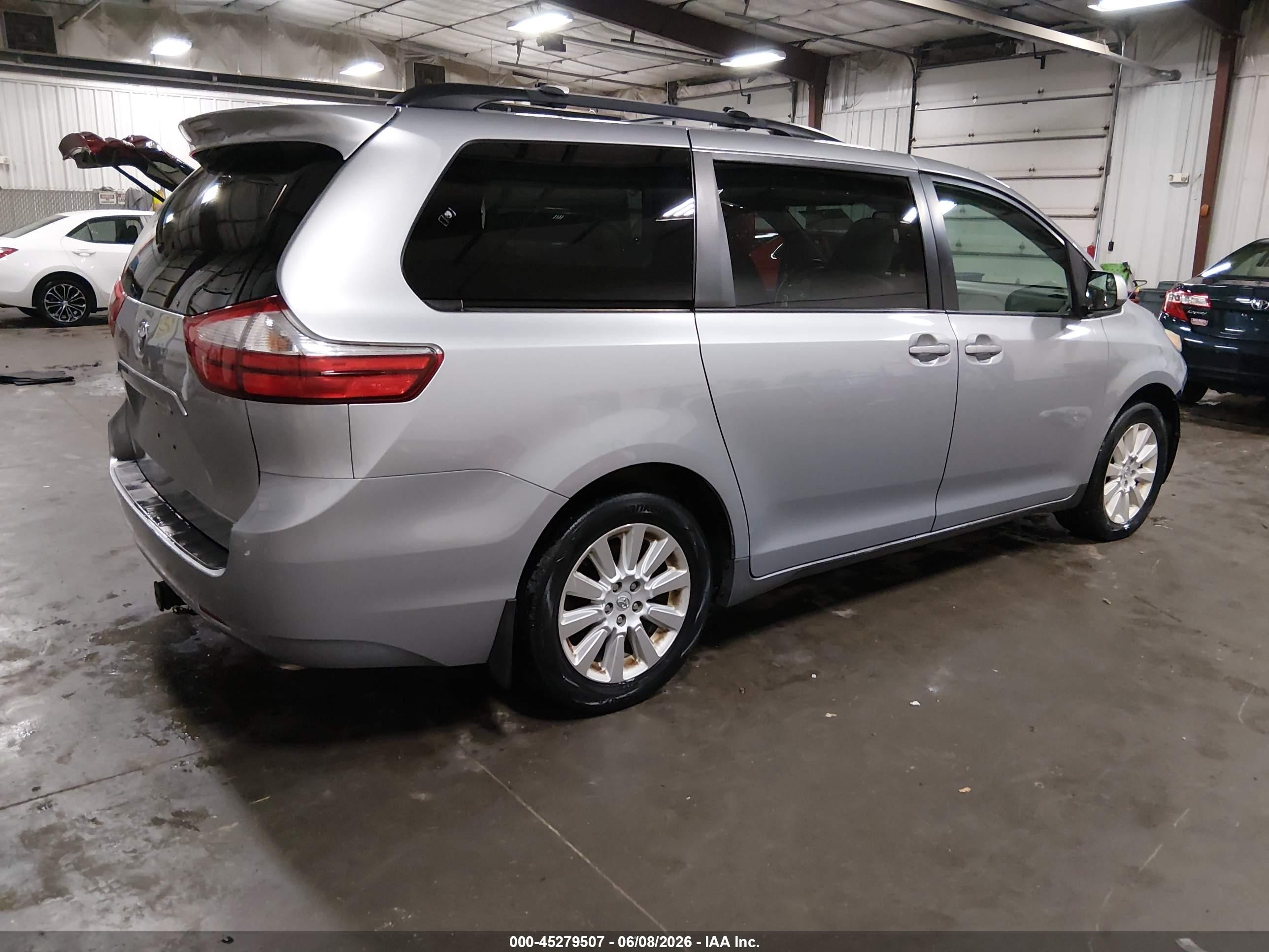 2015 Toyota Sienna Le 7 Passenger Silver vin: 5TDJK3DC5FS126736