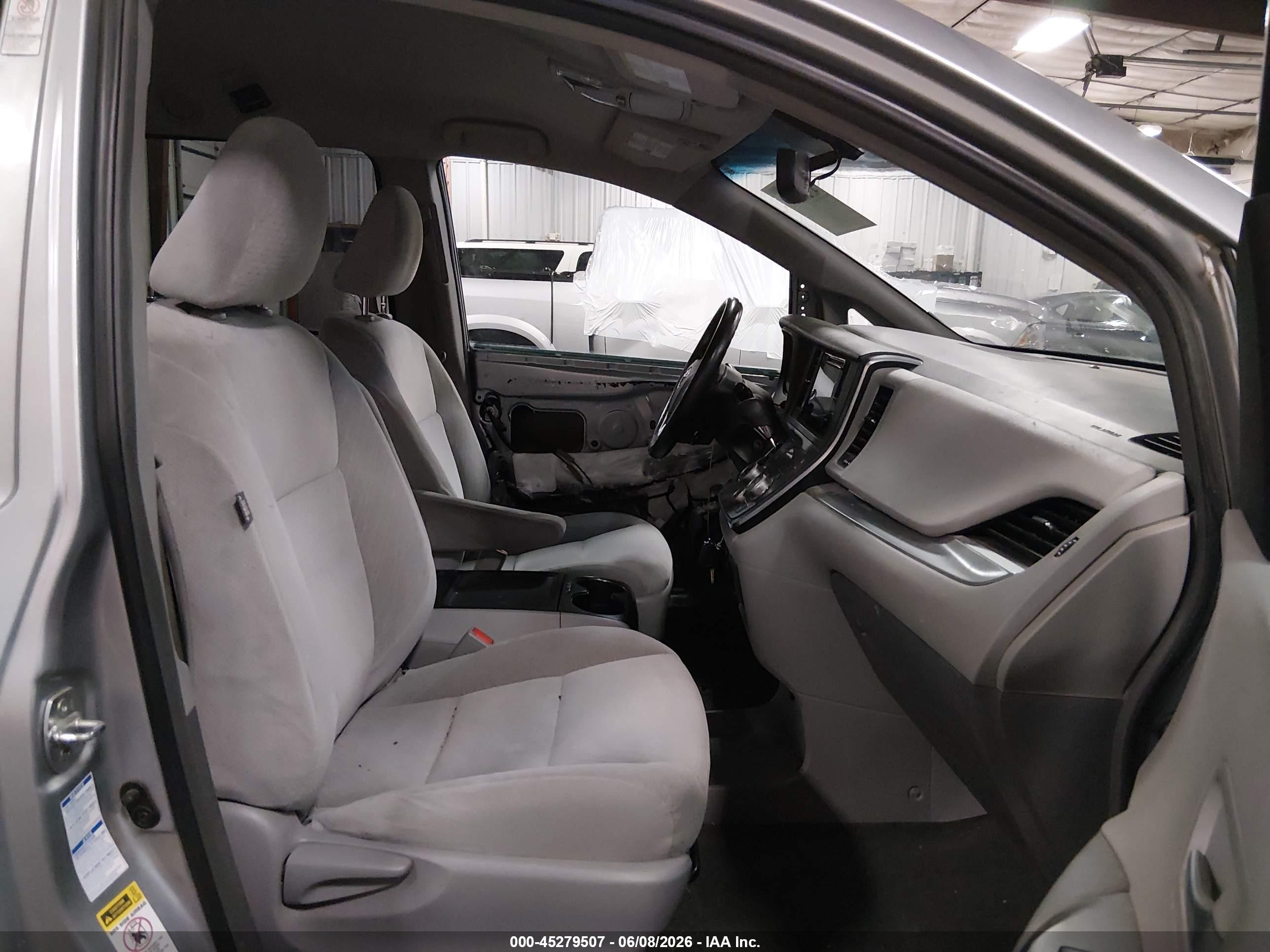 2015 Toyota Sienna Le 7 Passenger Silver vin: 5TDJK3DC5FS126736