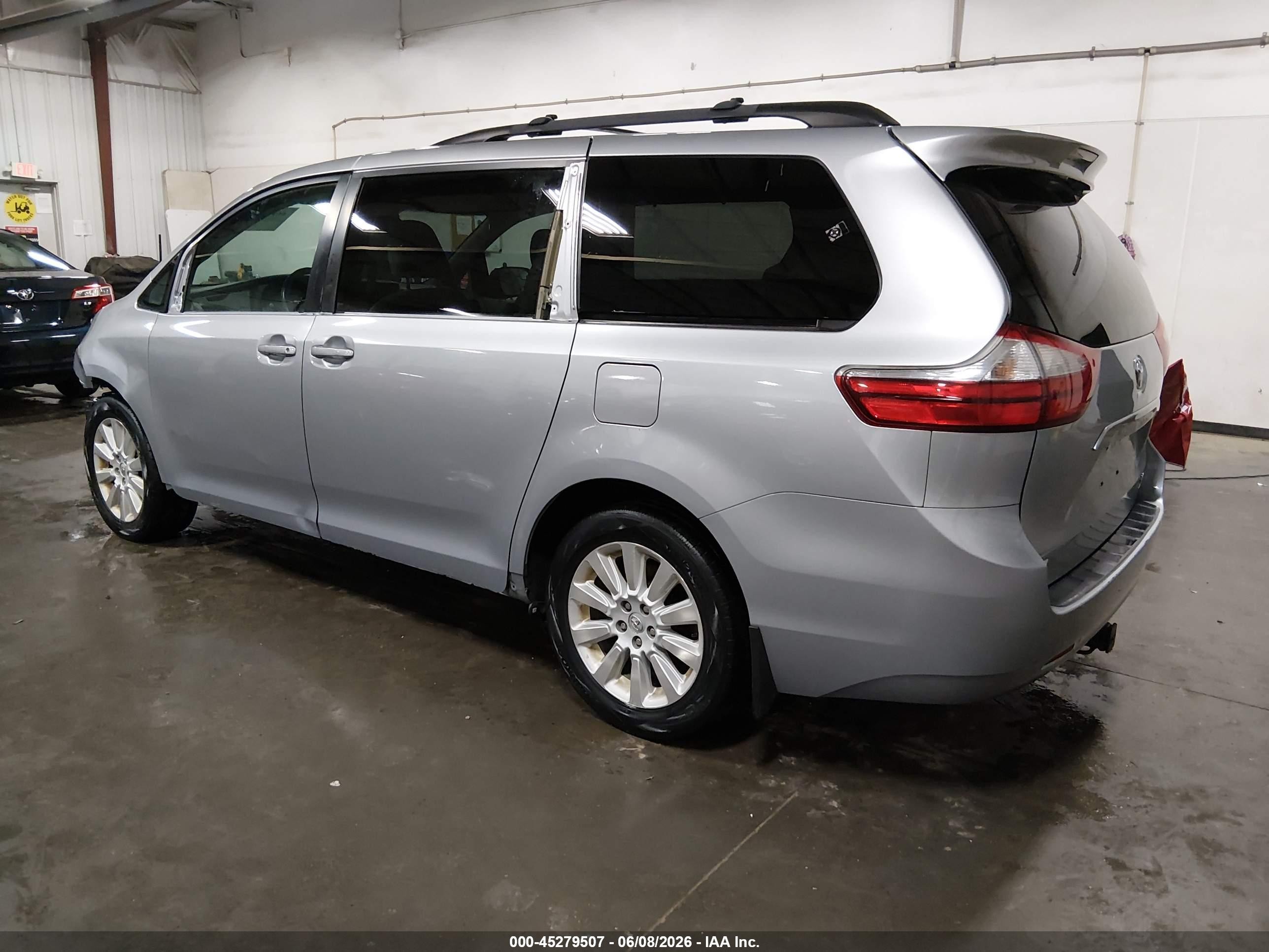 2015 Toyota Sienna Le 7 Passenger Silver vin: 5TDJK3DC5FS126736