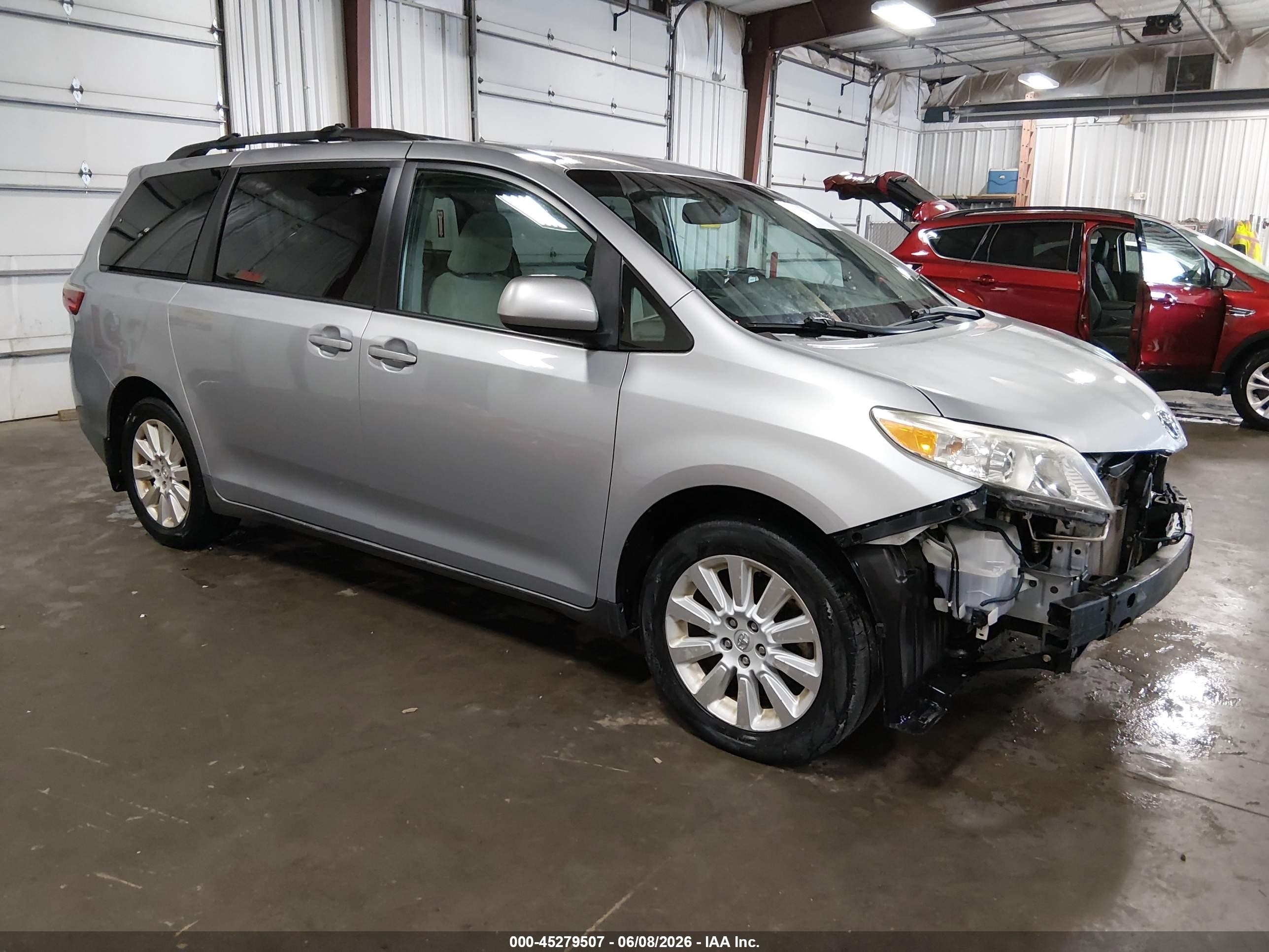 2015 Toyota Sienna Le 7 Passenger Silver vin: 5TDJK3DC5FS126736