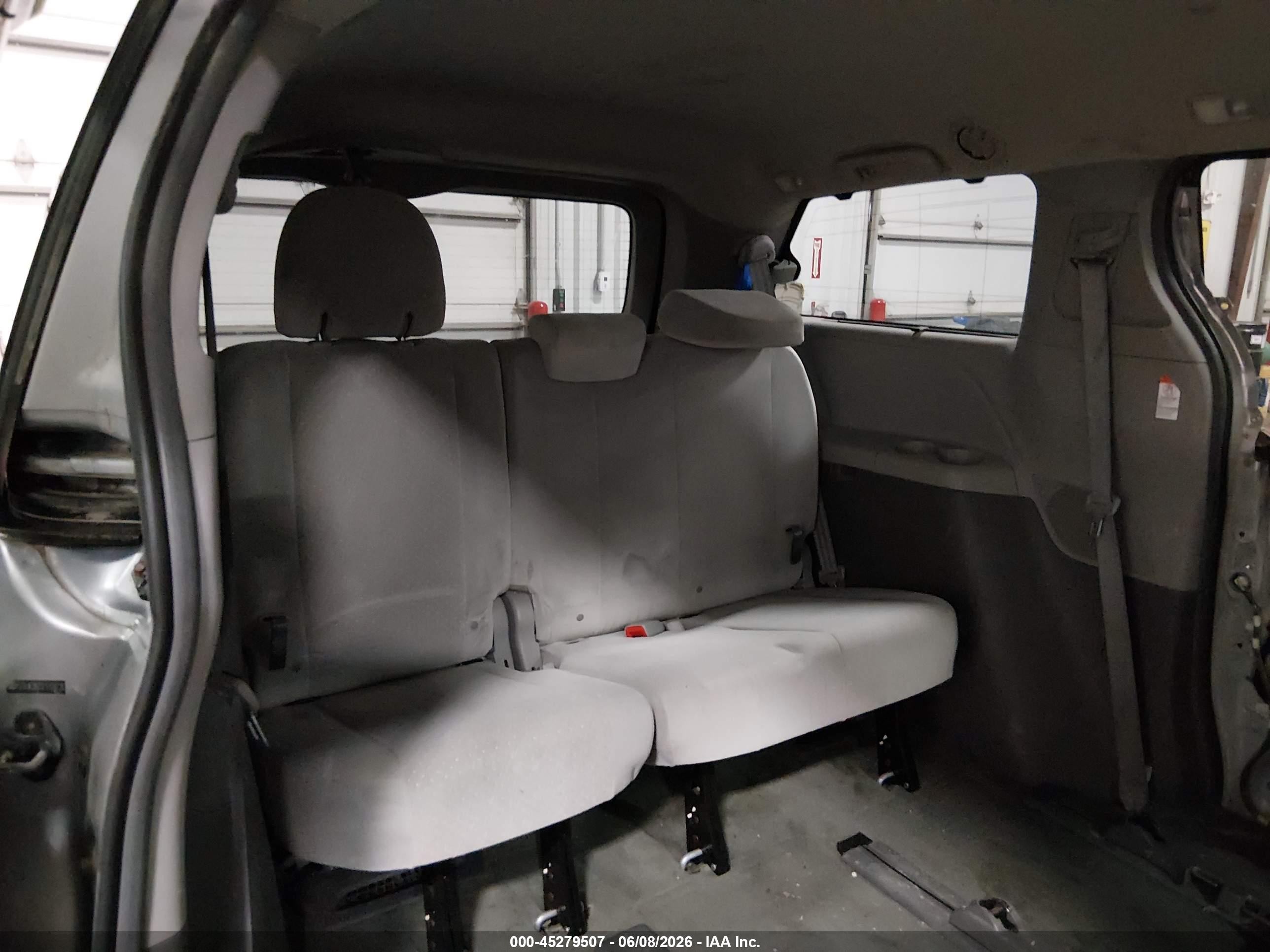 2015 Toyota Sienna Le 7 Passenger Silver vin: 5TDJK3DC5FS126736
