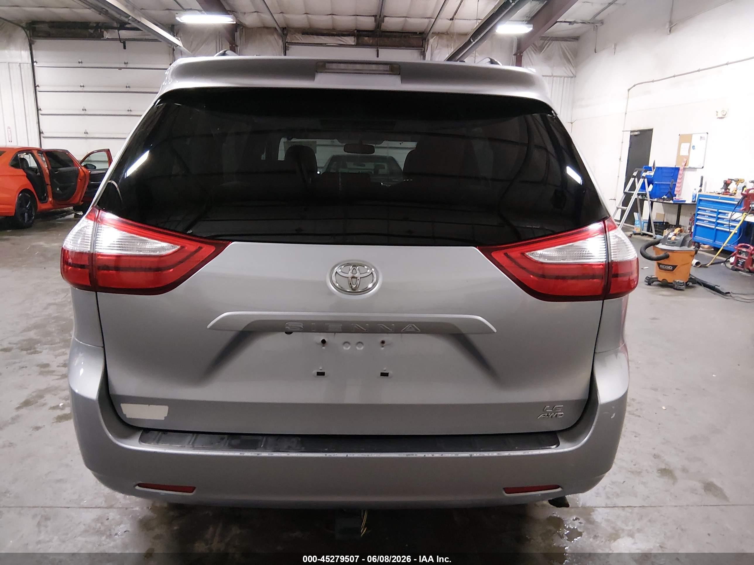 2015 Toyota Sienna Le 7 Passenger Silver vin: 5TDJK3DC5FS126736