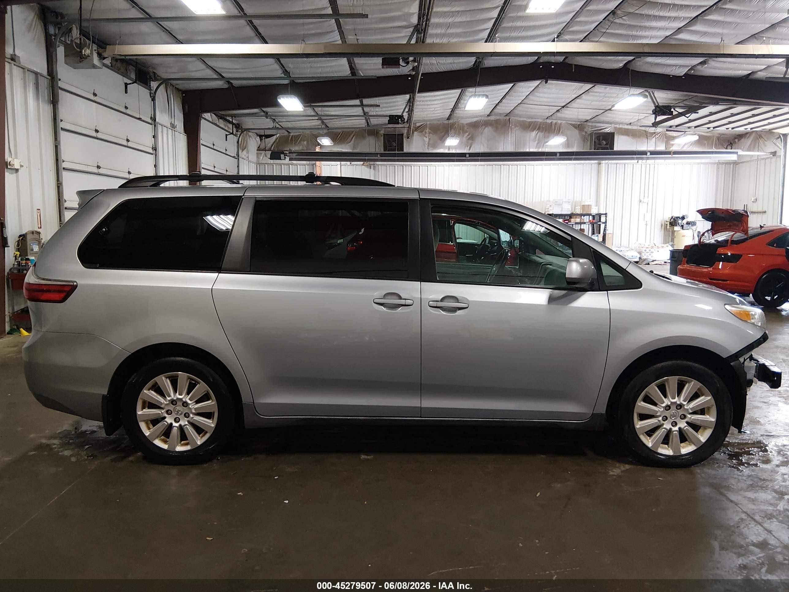 2015 Toyota Sienna Le 7 Passenger Silver vin: 5TDJK3DC5FS126736
