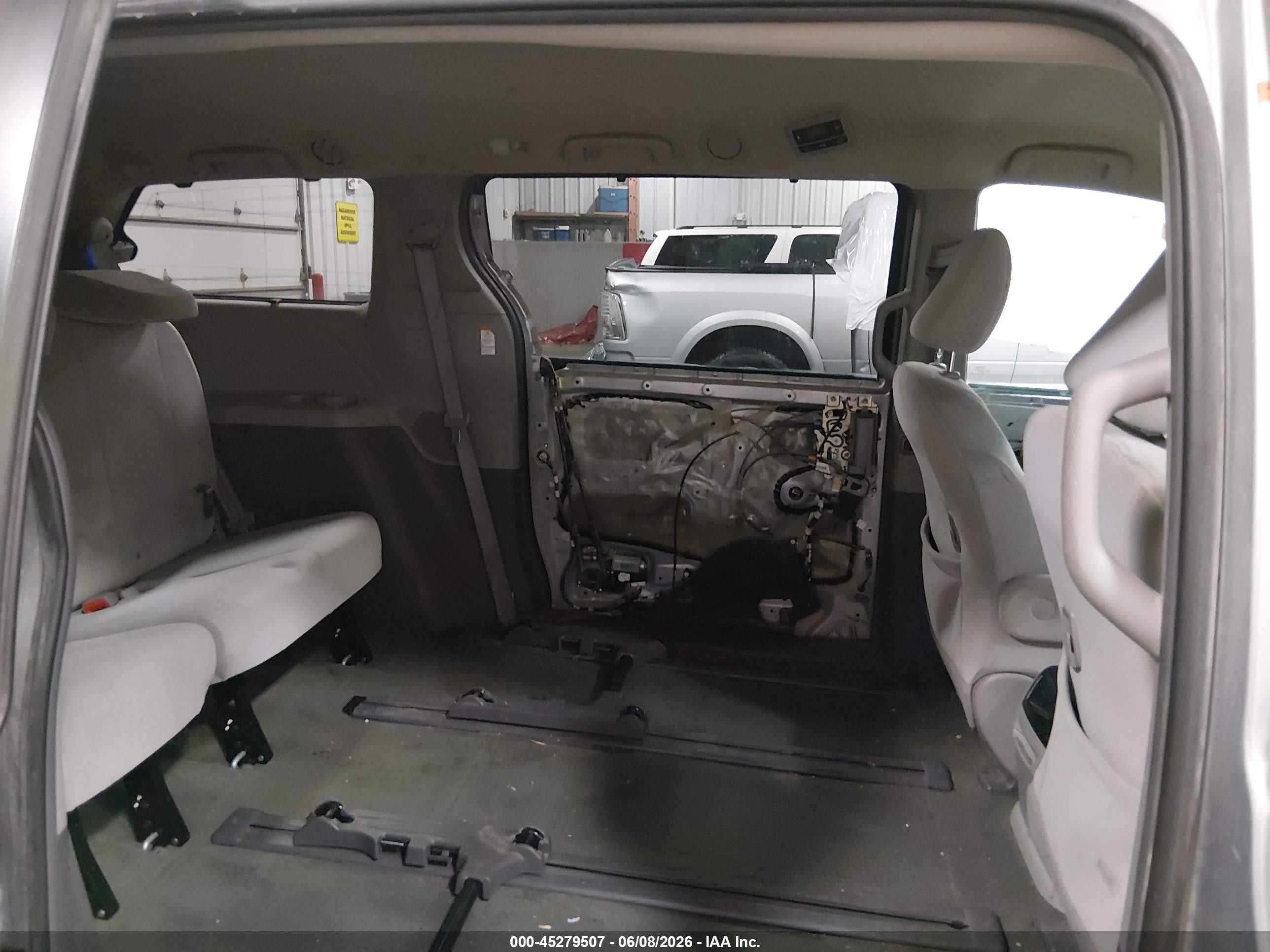 2015 Toyota Sienna Le 7 Passenger Silver vin: 5TDJK3DC5FS126736