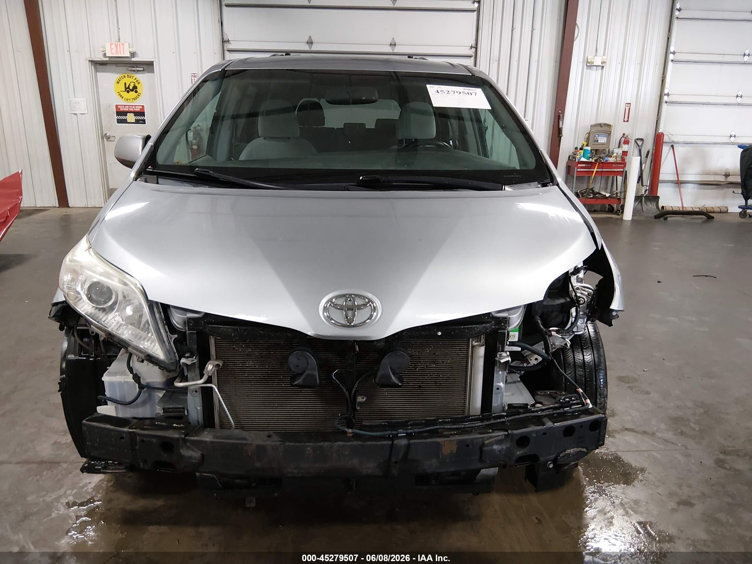 2015 Toyota Sienna Le 7 Passenger Silver vin: 5TDJK3DC5FS126736