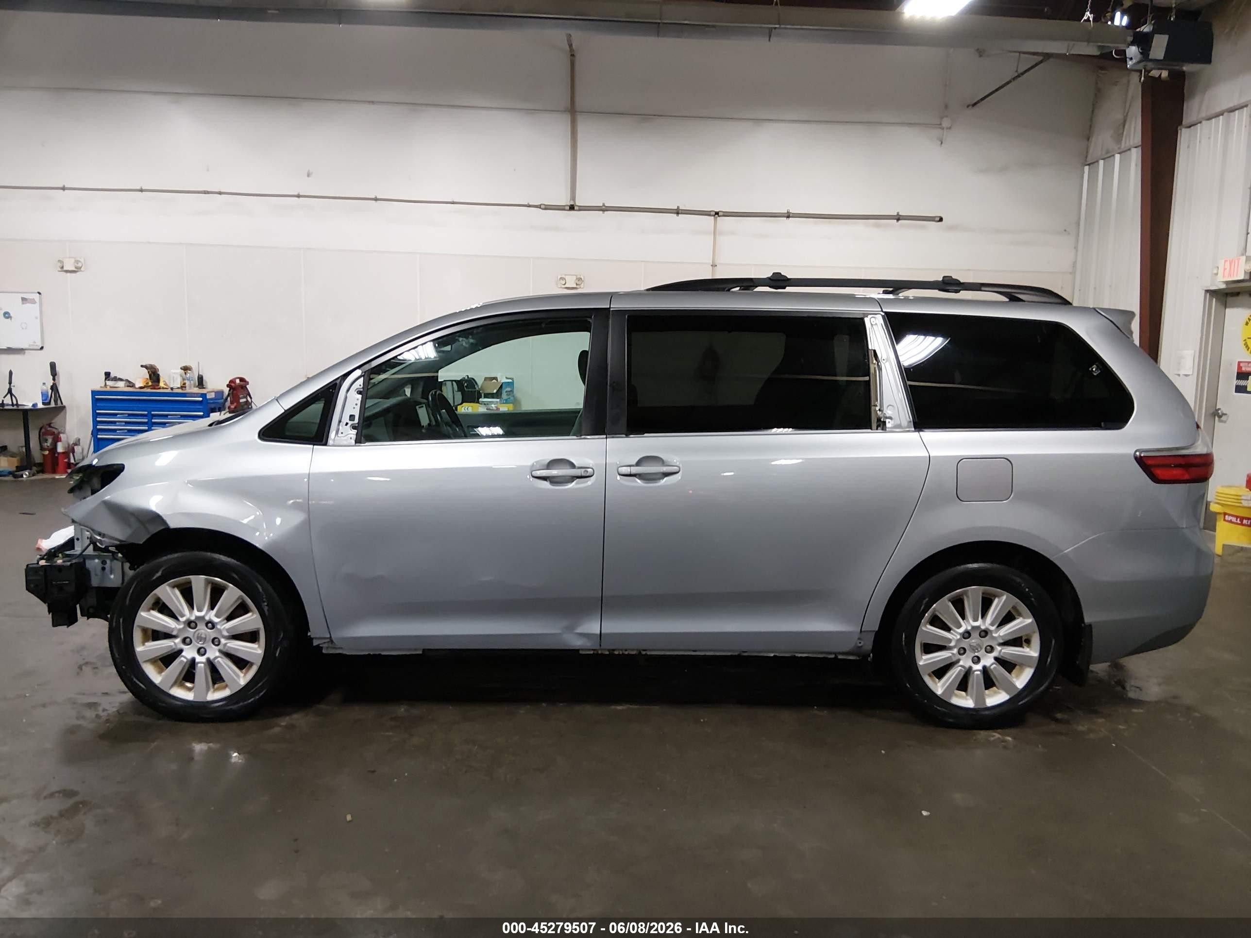 2015 Toyota Sienna Le 7 Passenger Silver vin: 5TDJK3DC5FS126736