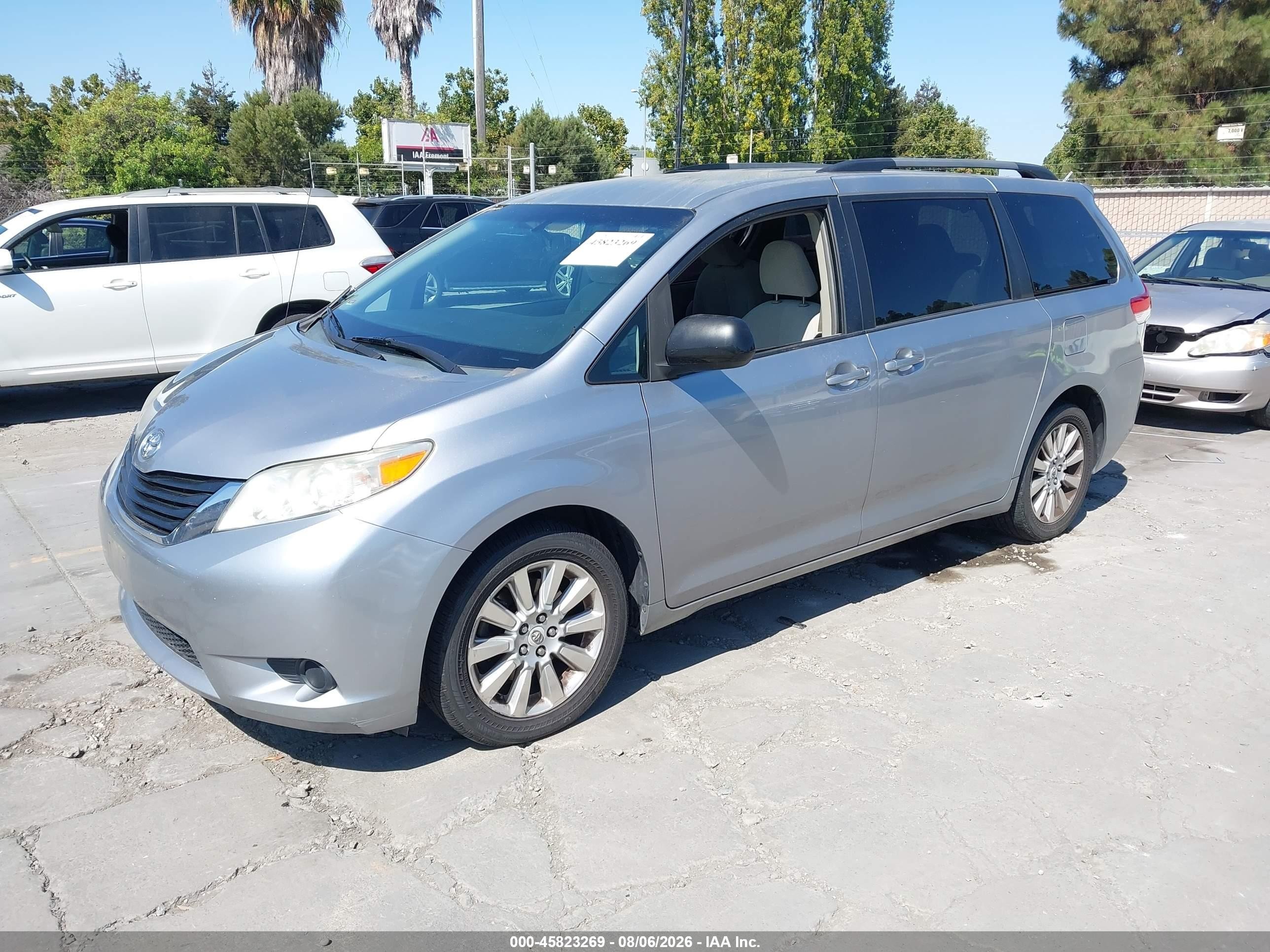 2011 Toyota Sienna Le Silver vin: 5TDJK3DC6BS004087