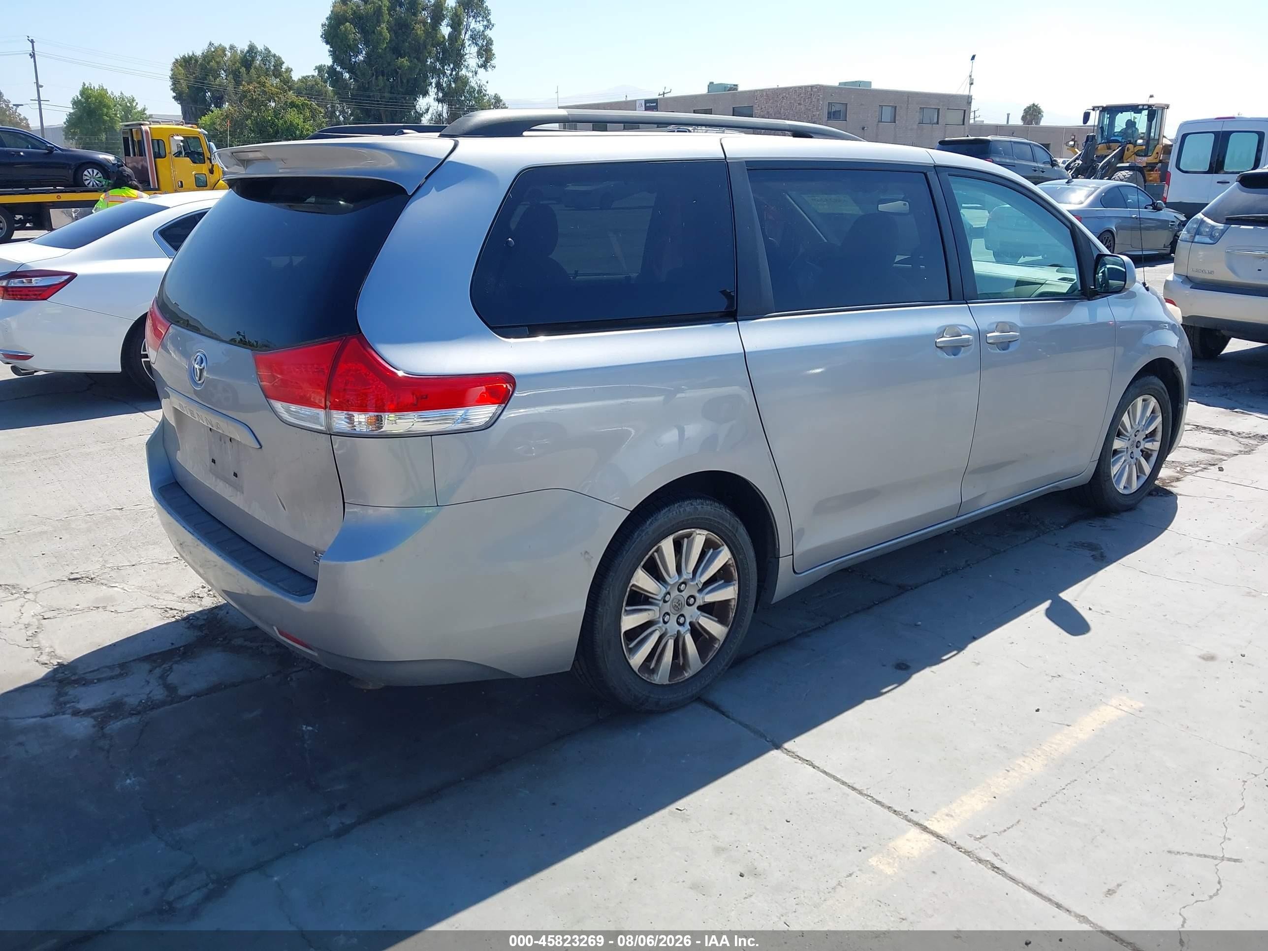 2011 Toyota Sienna Le Silver vin: 5TDJK3DC6BS004087