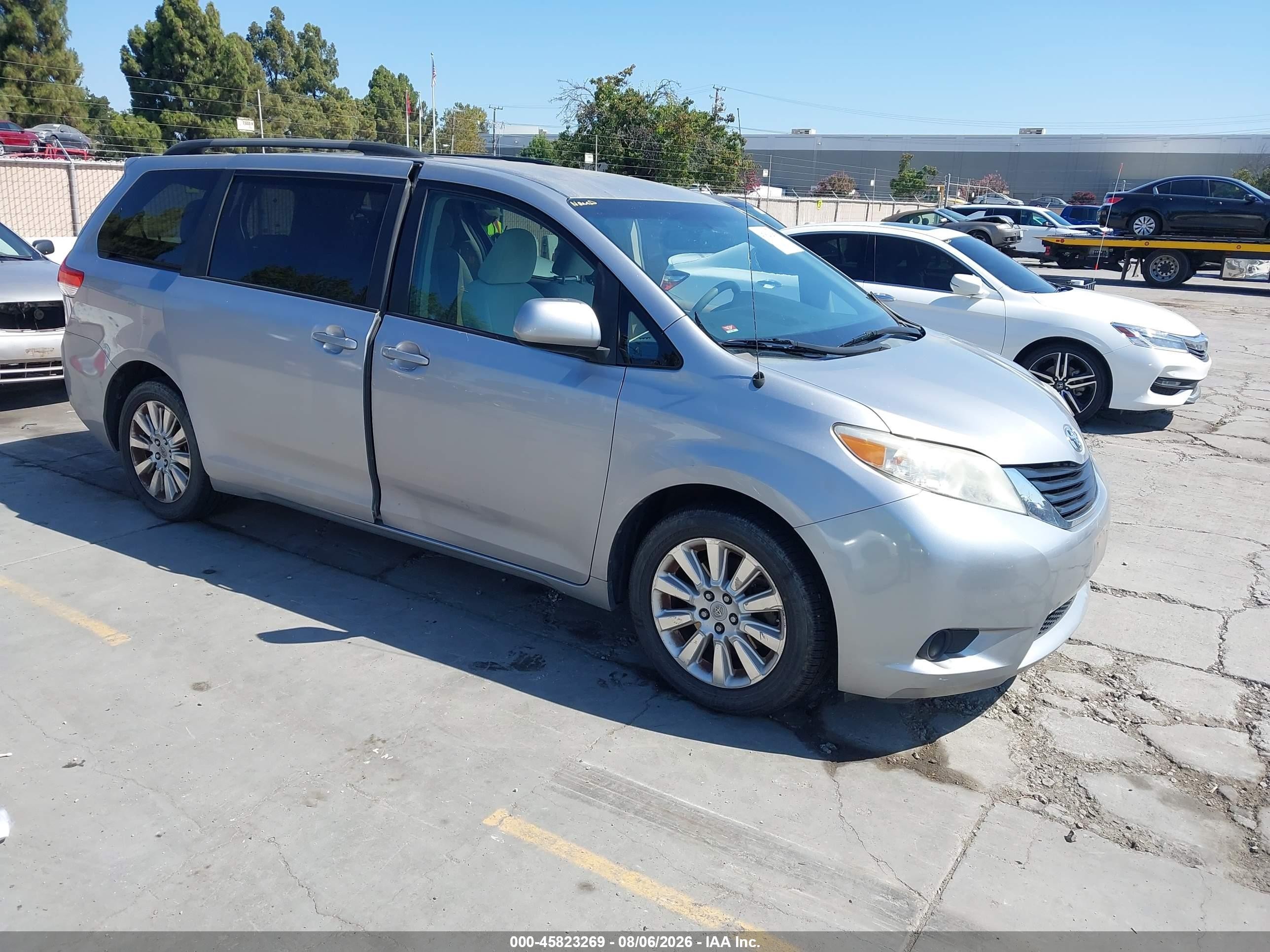 2011 Toyota Sienna Le Silver vin: 5TDJK3DC6BS004087