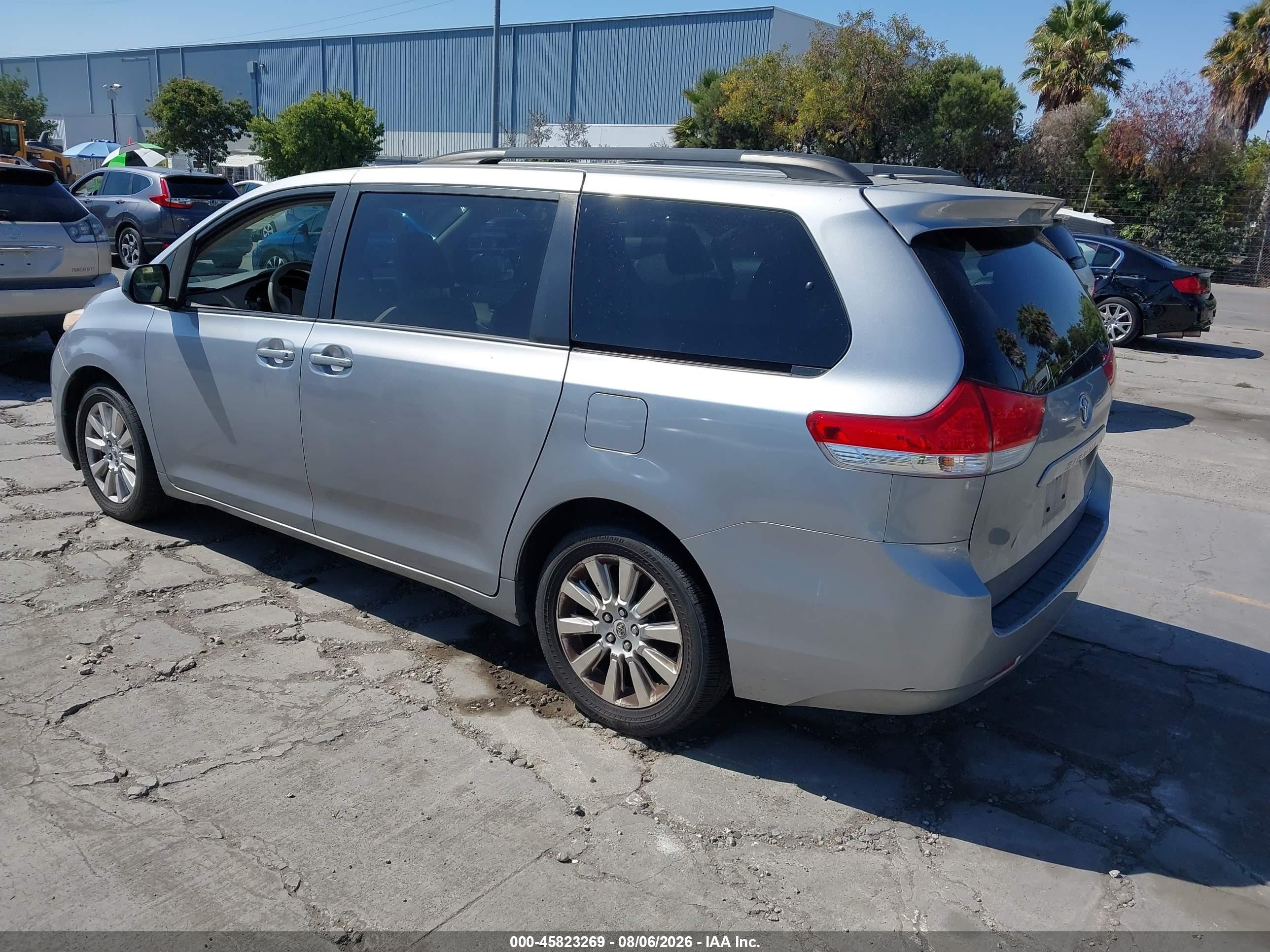 2011 Toyota Sienna Le Silver vin: 5TDJK3DC6BS004087