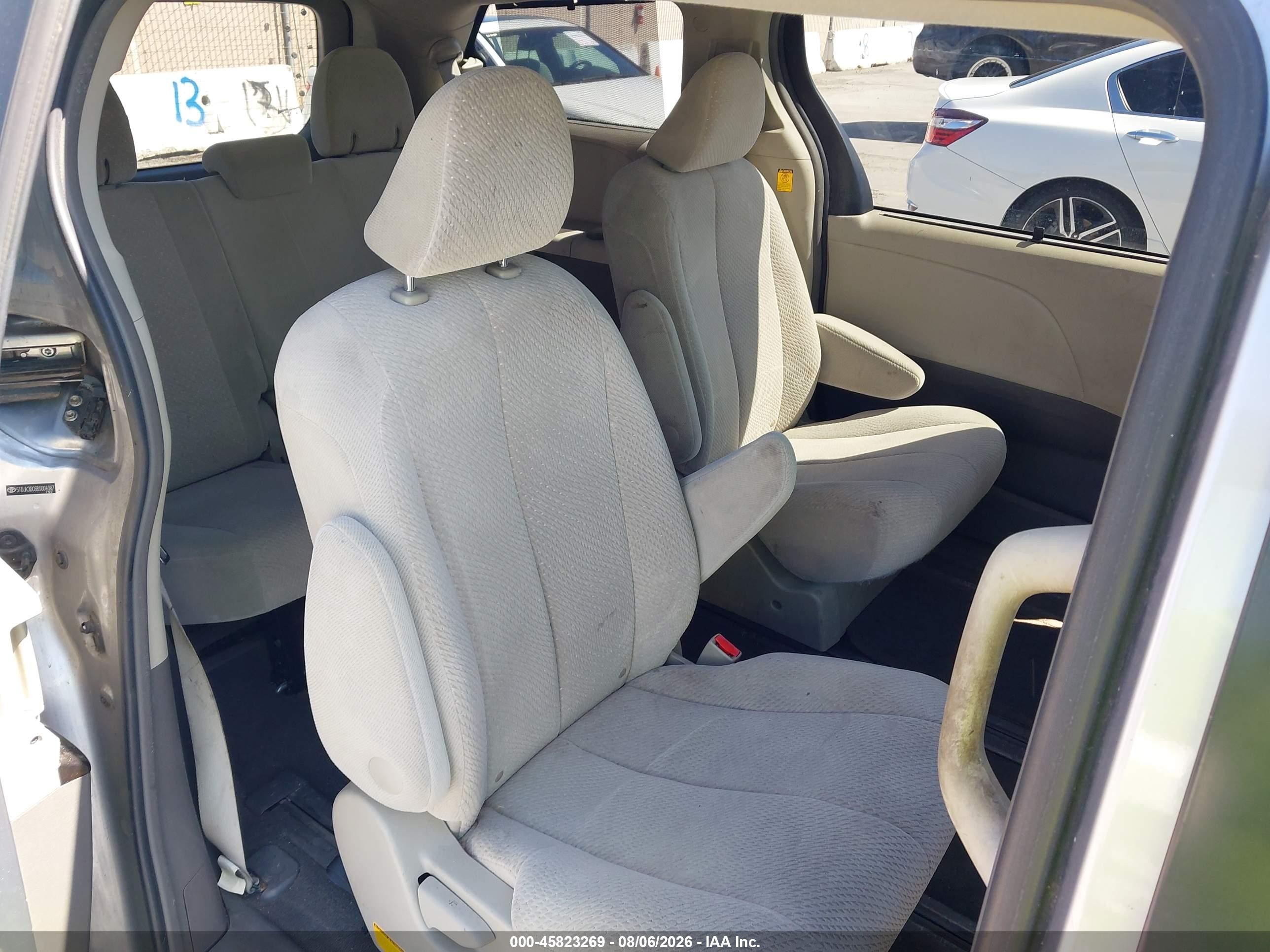 2011 Toyota Sienna Le Silver vin: 5TDJK3DC6BS004087