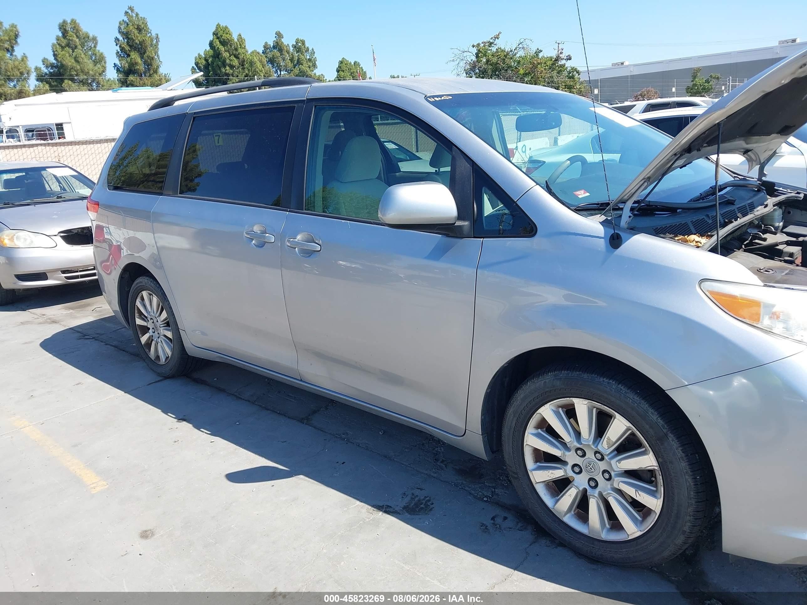2011 Toyota Sienna Le Silver vin: 5TDJK3DC6BS004087