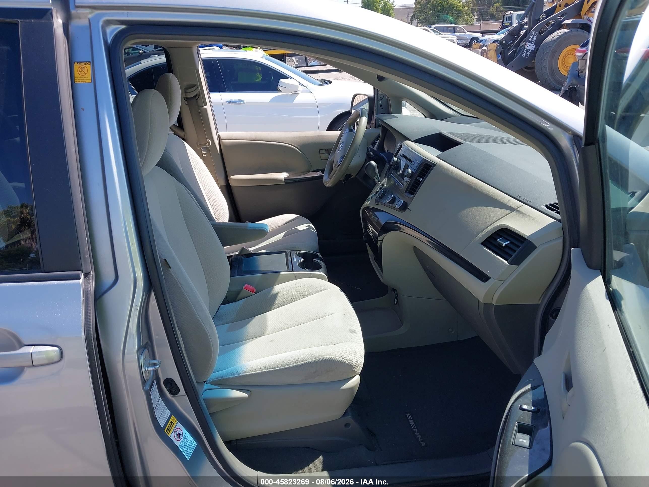 2011 Toyota Sienna Le Silver vin: 5TDJK3DC6BS004087