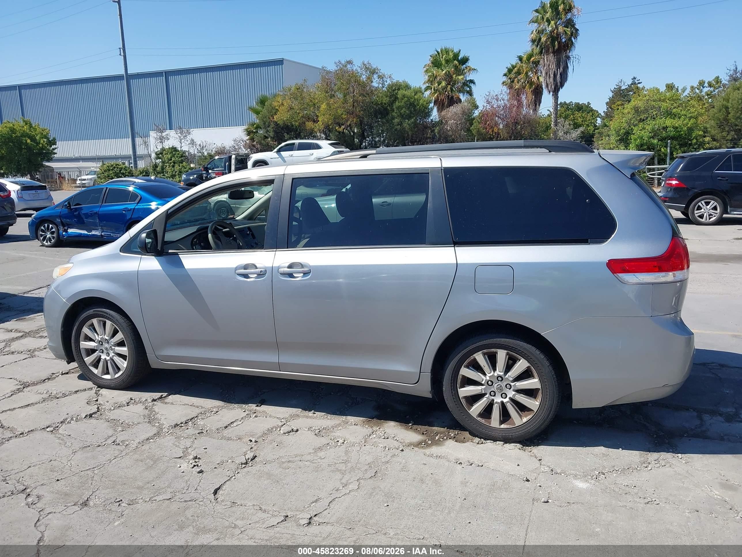 2011 Toyota Sienna Le Silver vin: 5TDJK3DC6BS004087