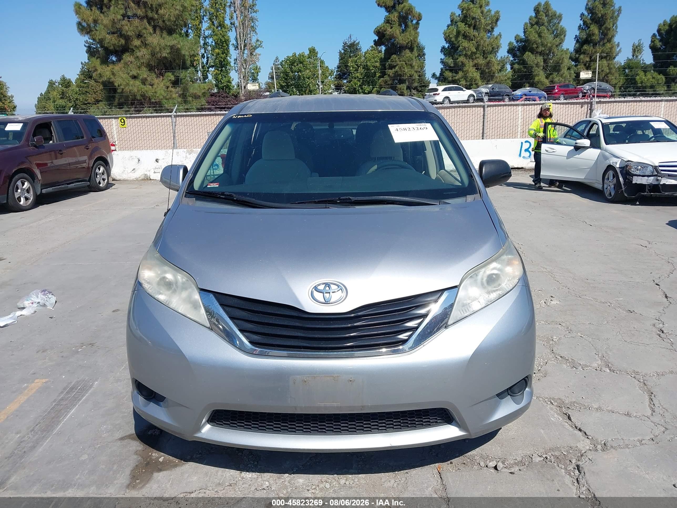 2011 Toyota Sienna Le Silver vin: 5TDJK3DC6BS004087