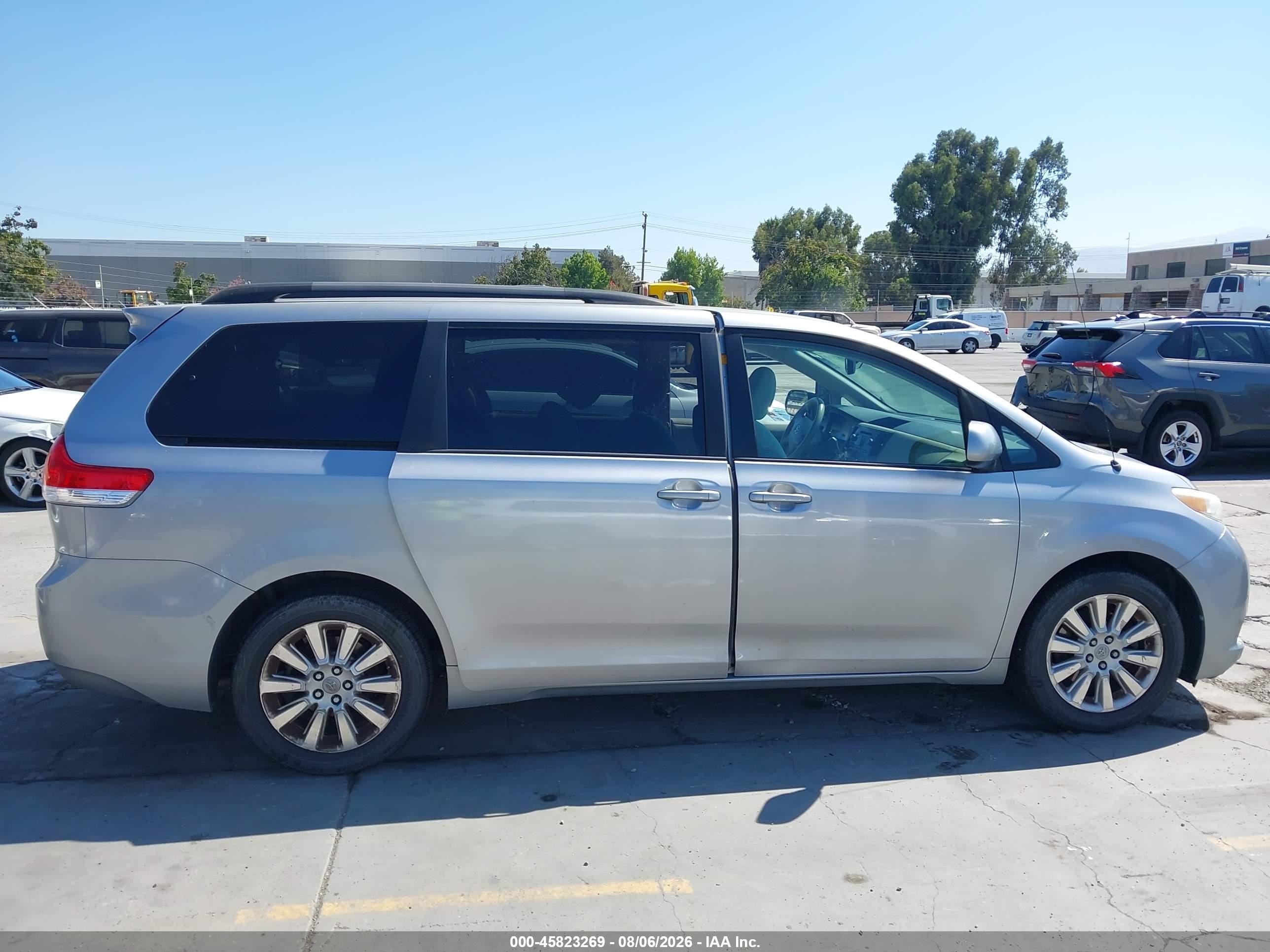 2011 Toyota Sienna Le Silver vin: 5TDJK3DC6BS004087