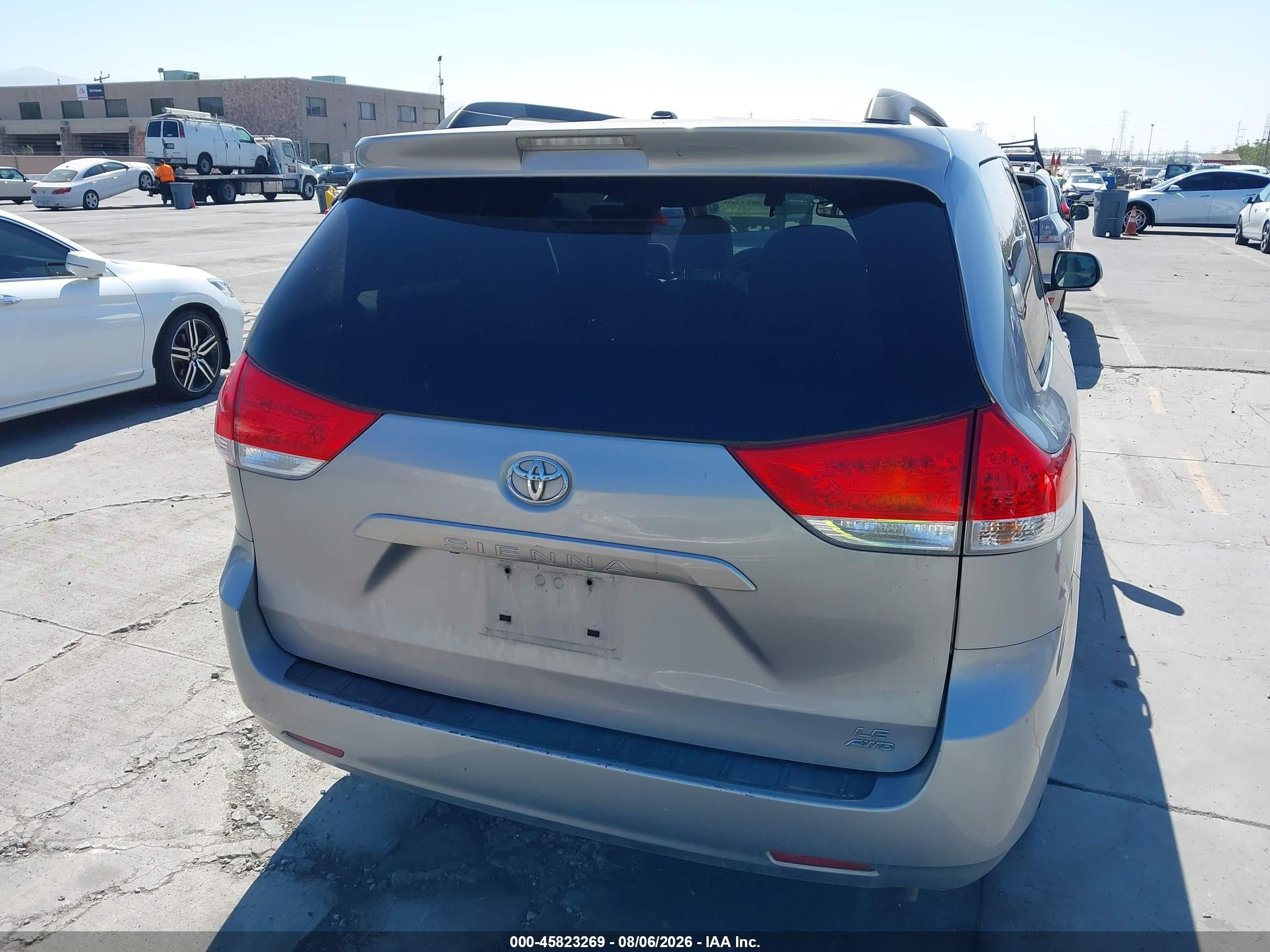 2011 Toyota Sienna Le Silver vin: 5TDJK3DC6BS004087
