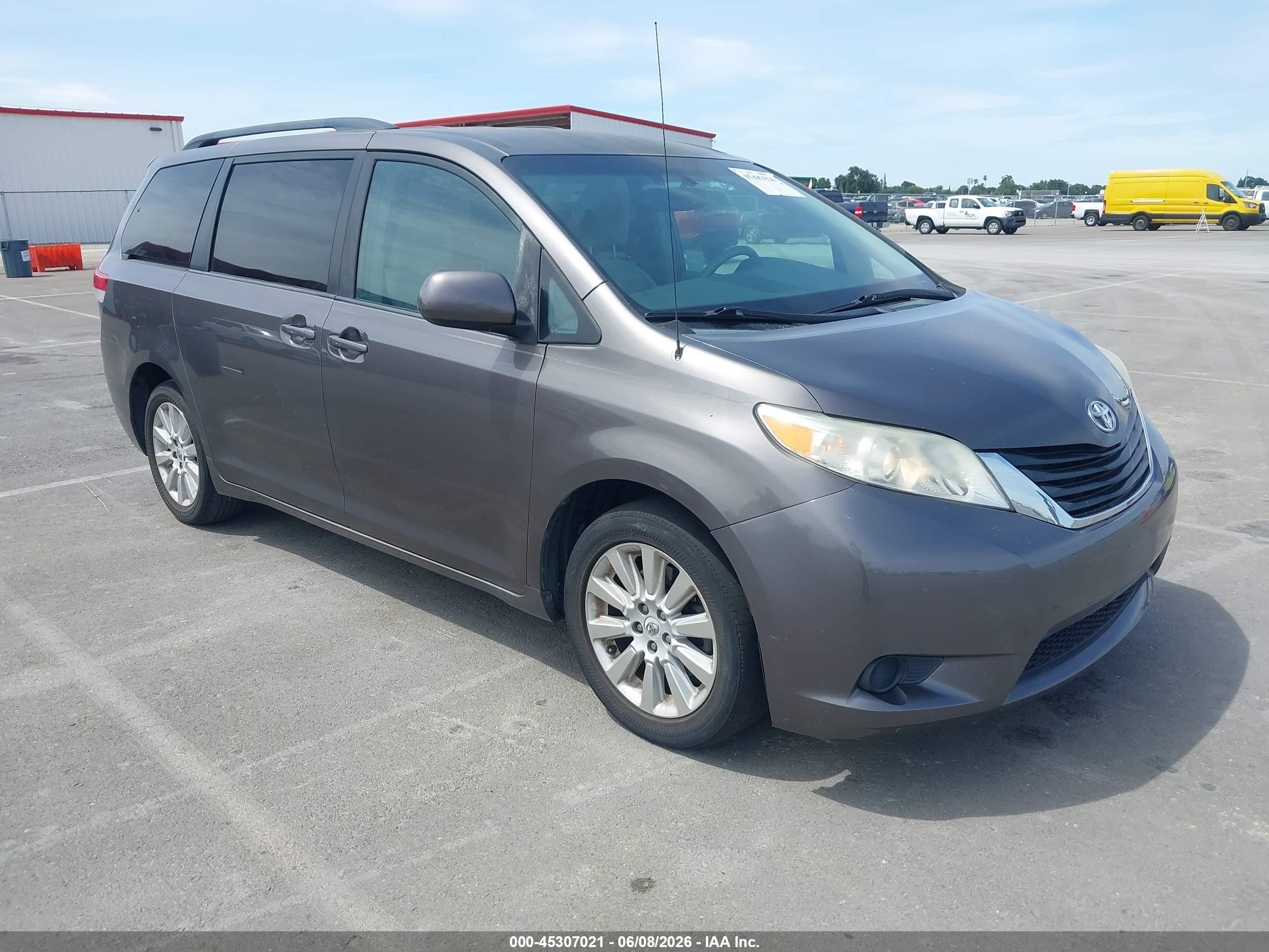 2012 Toyota Sienna Le 7 Passenger Gray vin: 5TDJK3DC6CS041982