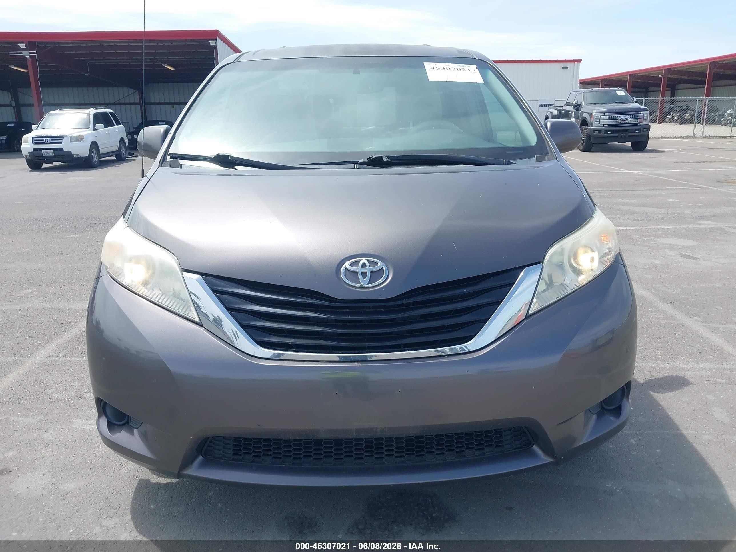 2012 Toyota Sienna Le 7 Passenger Gray vin: 5TDJK3DC6CS041982