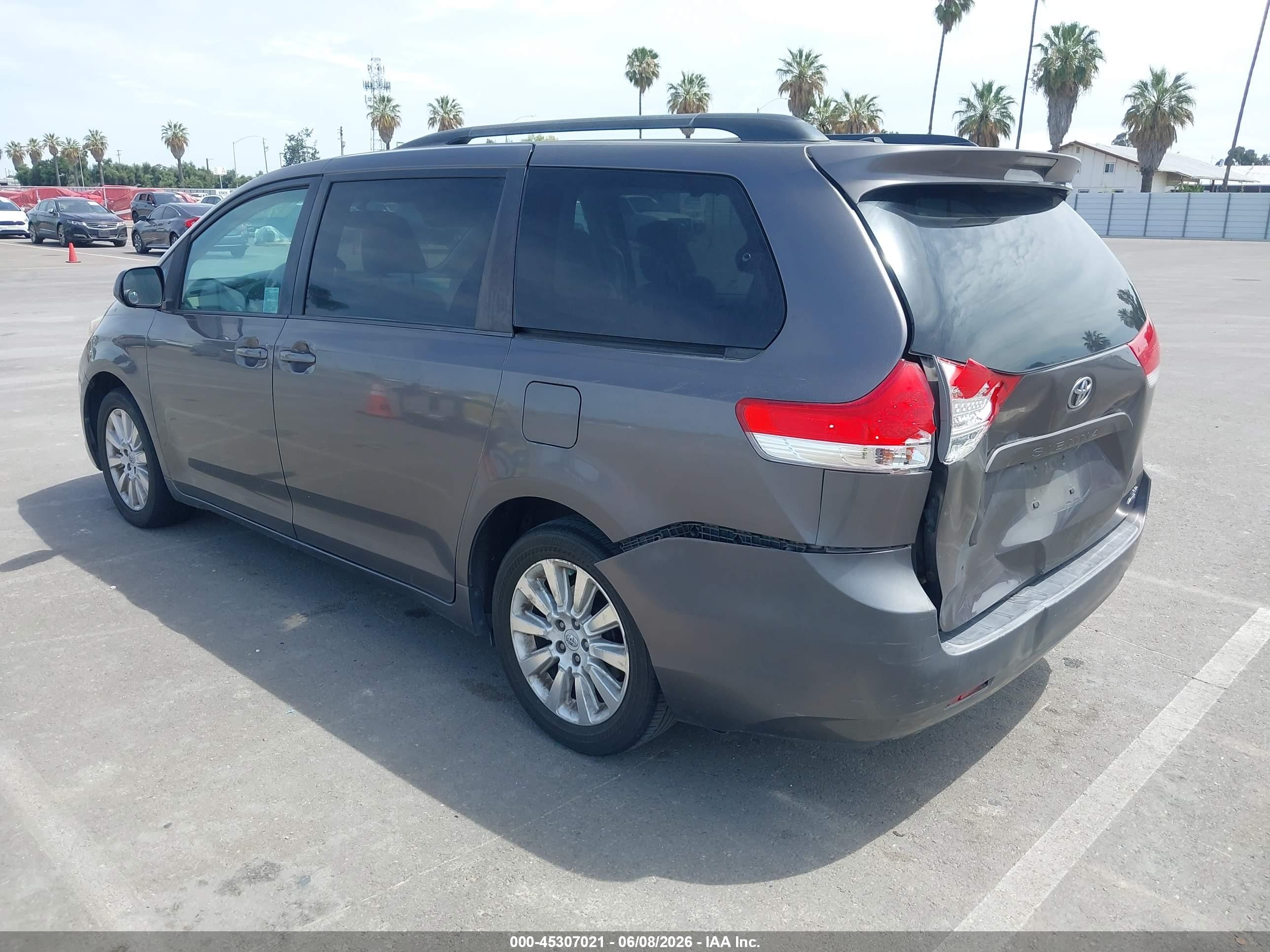 2012 Toyota Sienna Le 7 Passenger Gray vin: 5TDJK3DC6CS041982