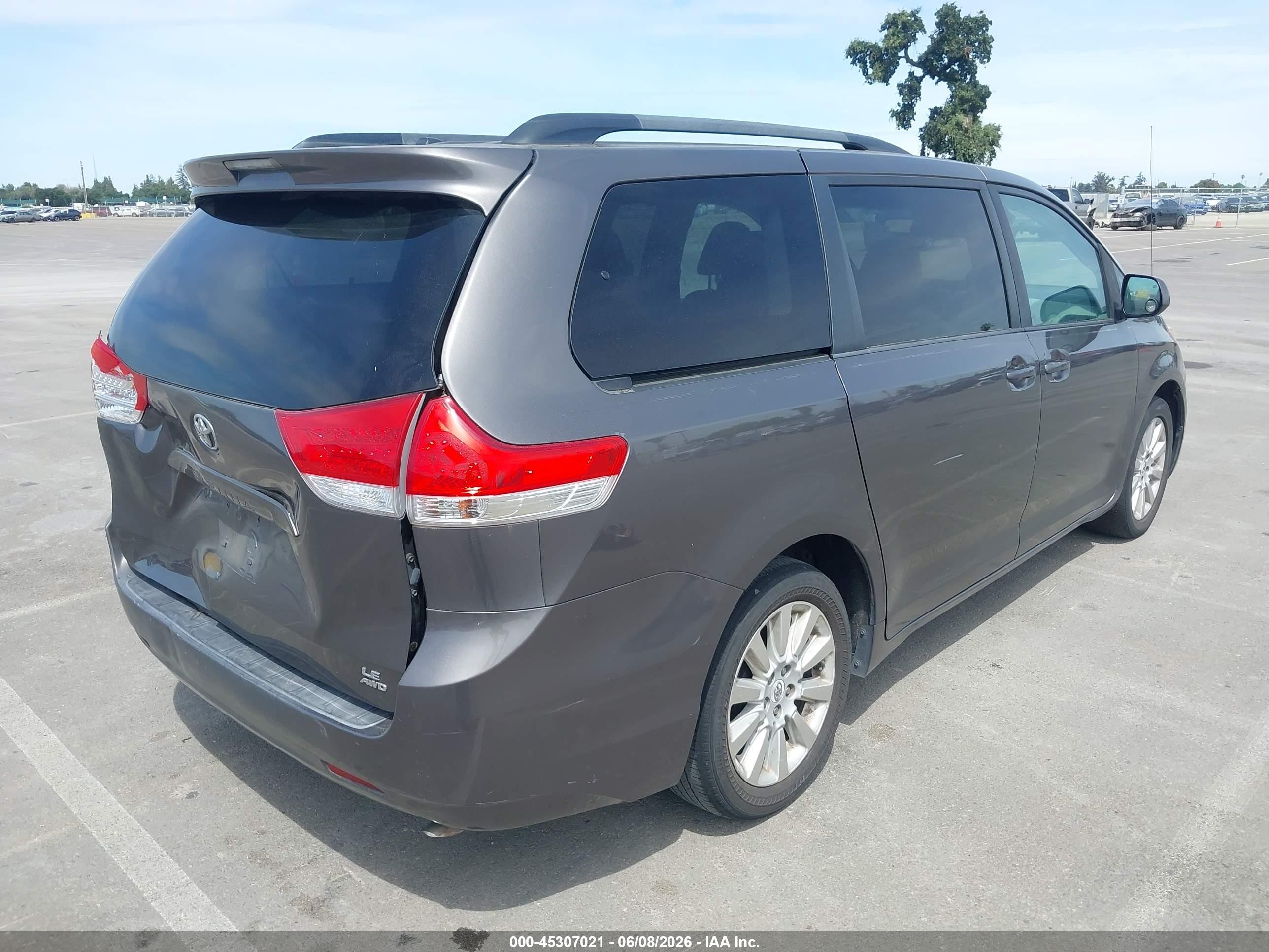2012 Toyota Sienna Le 7 Passenger Gray vin: 5TDJK3DC6CS041982