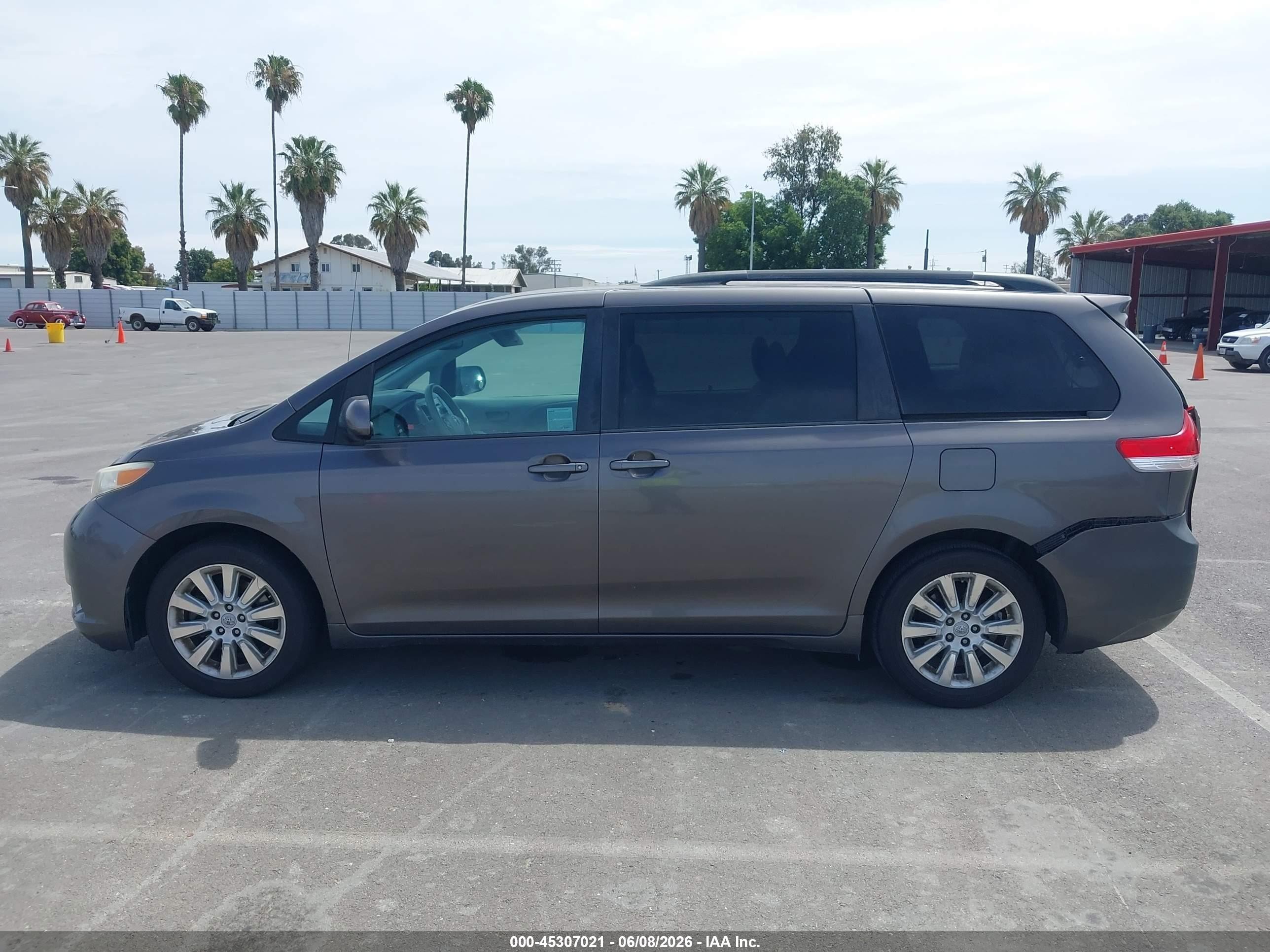 2012 Toyota Sienna Le 7 Passenger Gray vin: 5TDJK3DC6CS041982