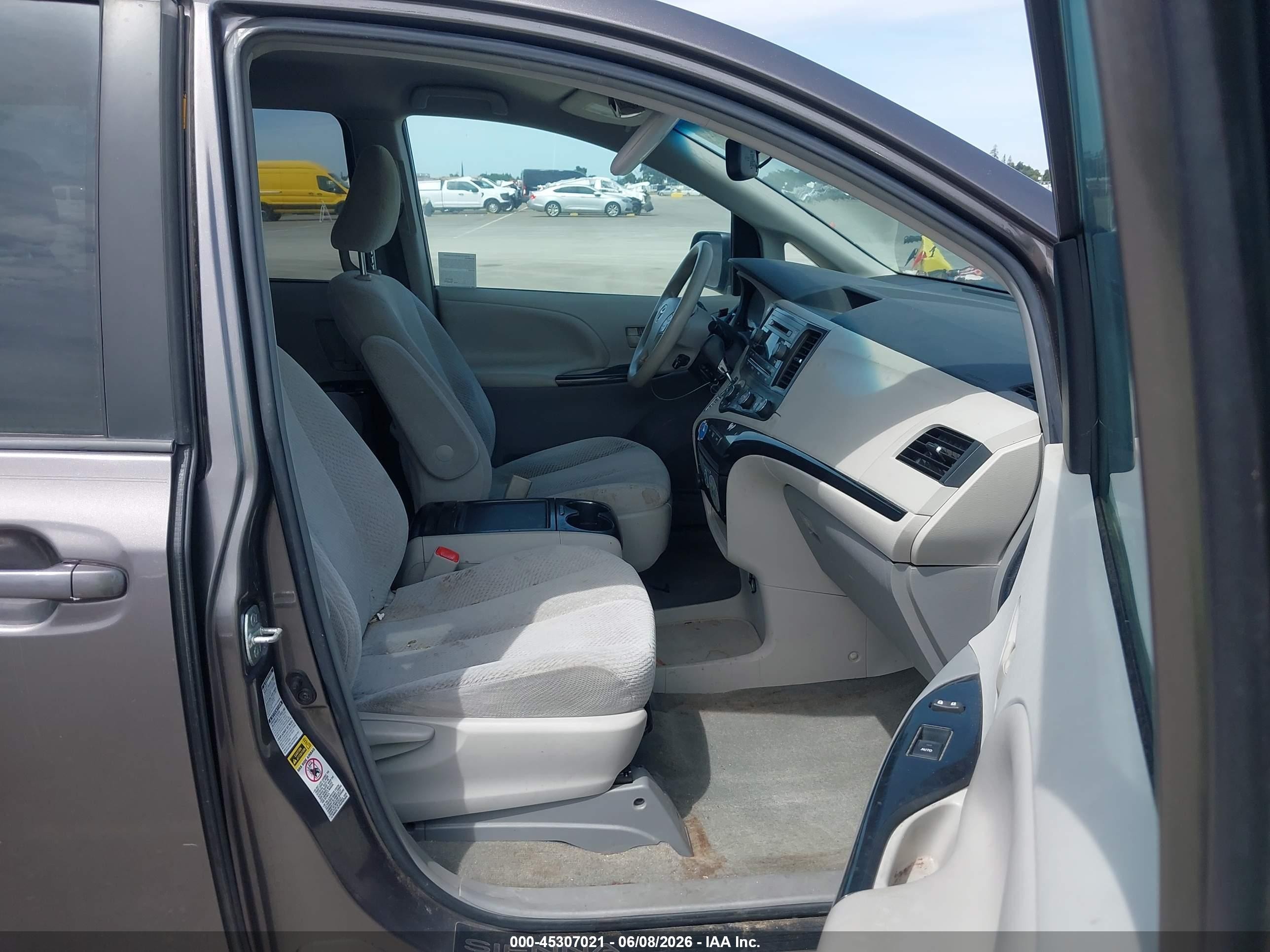 2012 Toyota Sienna Le 7 Passenger Gray vin: 5TDJK3DC6CS041982