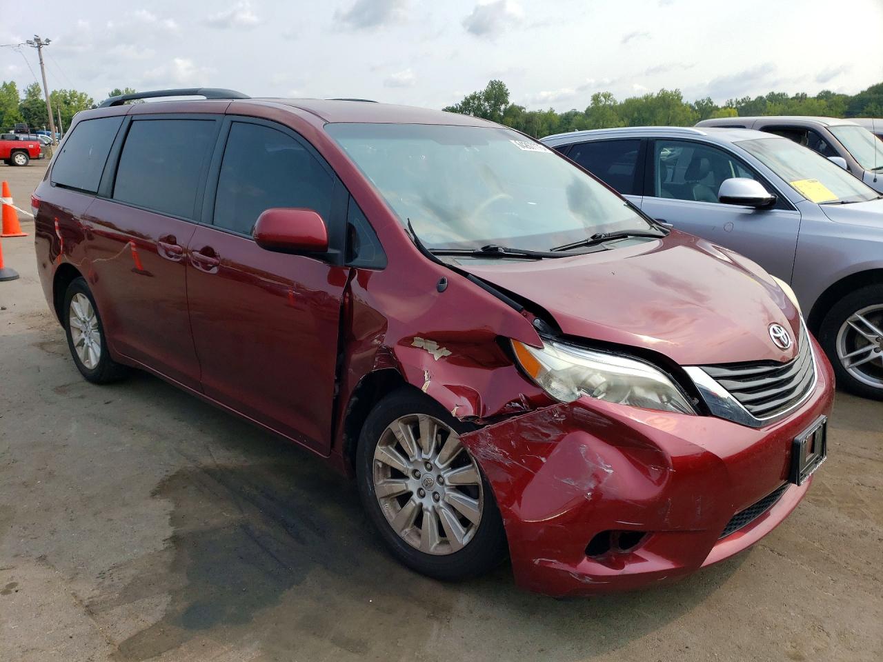 2014 Toyota Sienna Le Темно-бордовый vin: 5TDJK3DC6ES089226