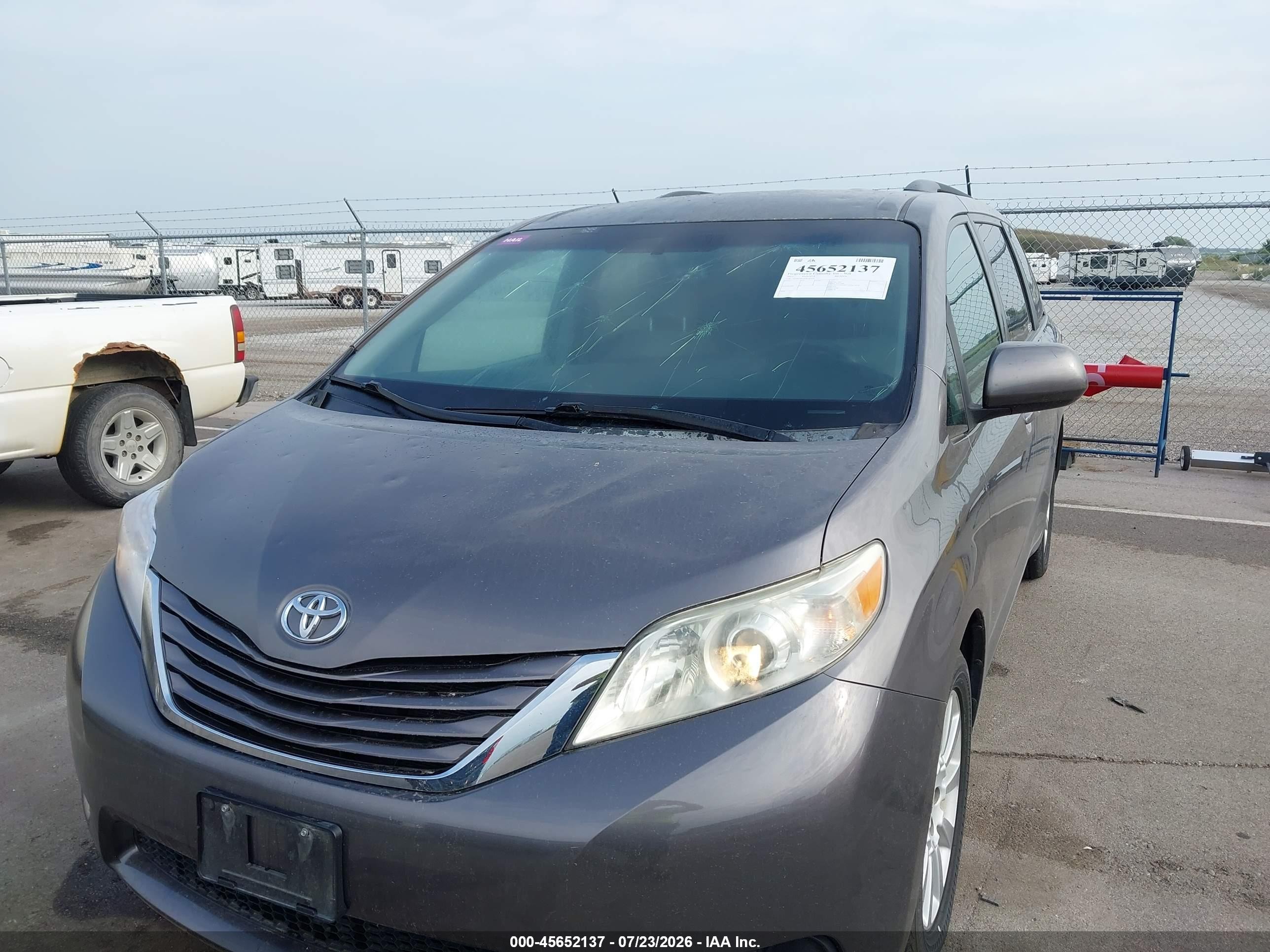 2015 Toyota Sienna Le 7 Passenger Gray vin: 5TDJK3DC6FS126339