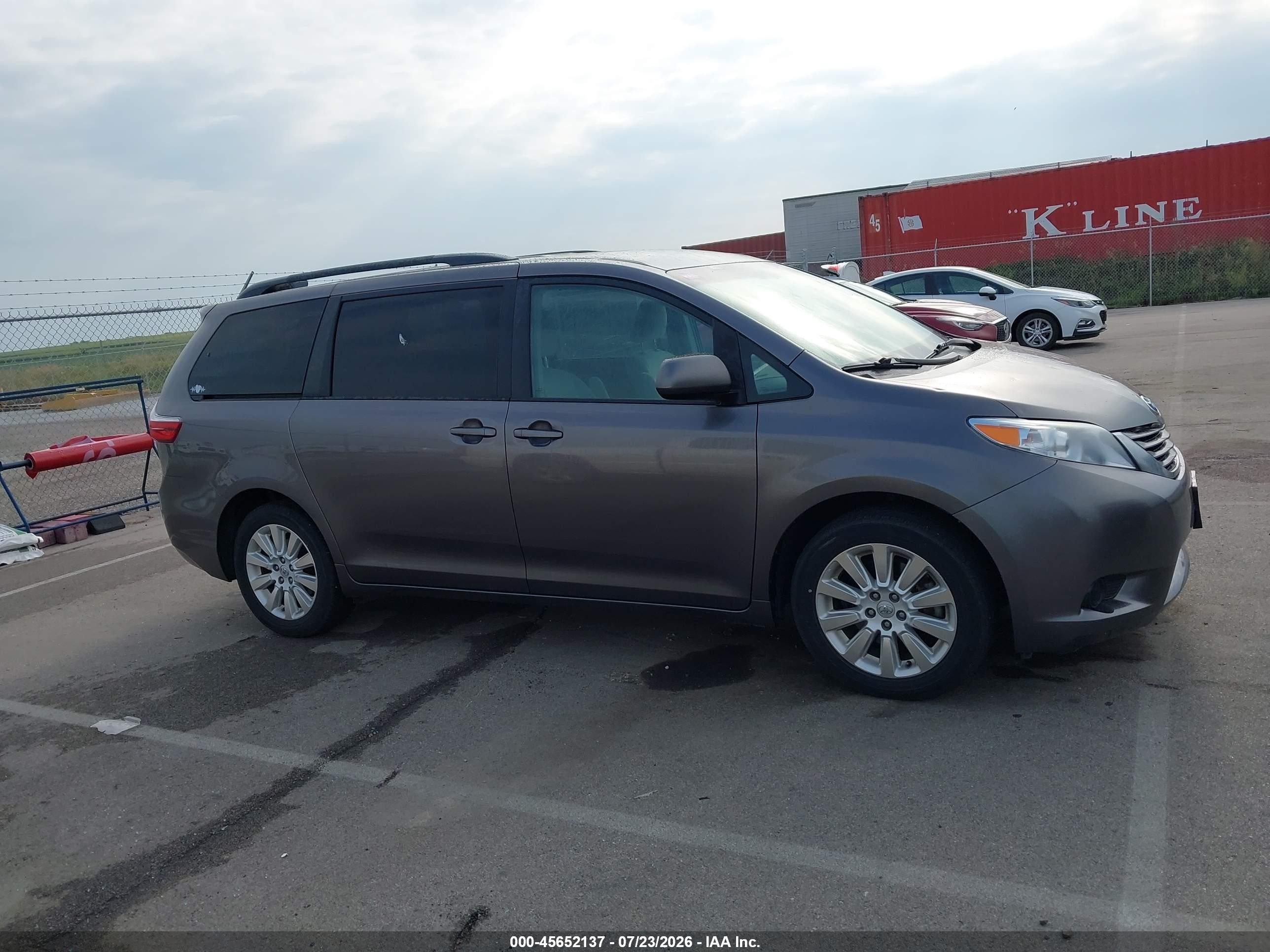 2015 Toyota Sienna Le 7 Passenger Gray vin: 5TDJK3DC6FS126339