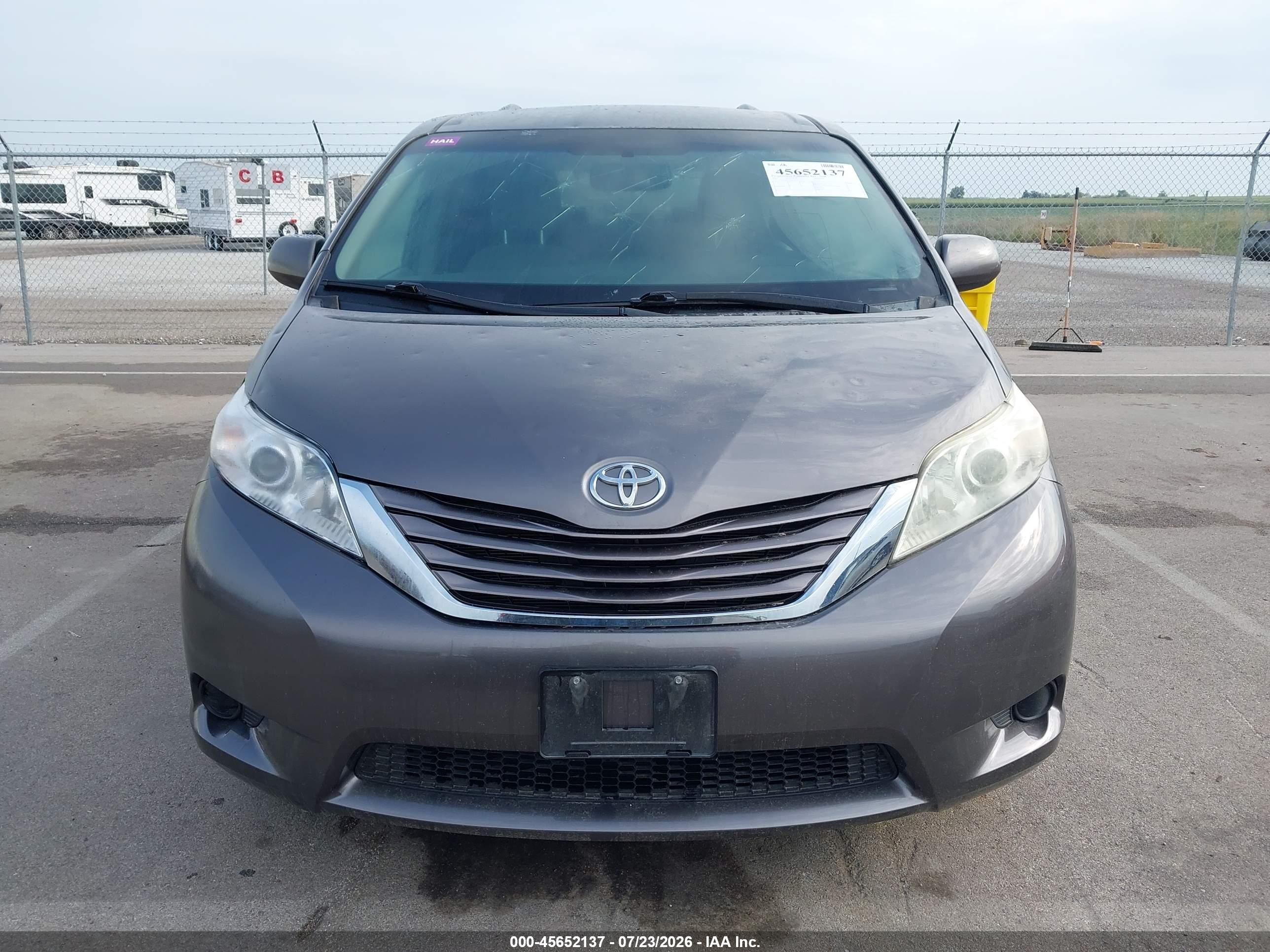 2015 Toyota Sienna Le 7 Passenger Gray vin: 5TDJK3DC6FS126339