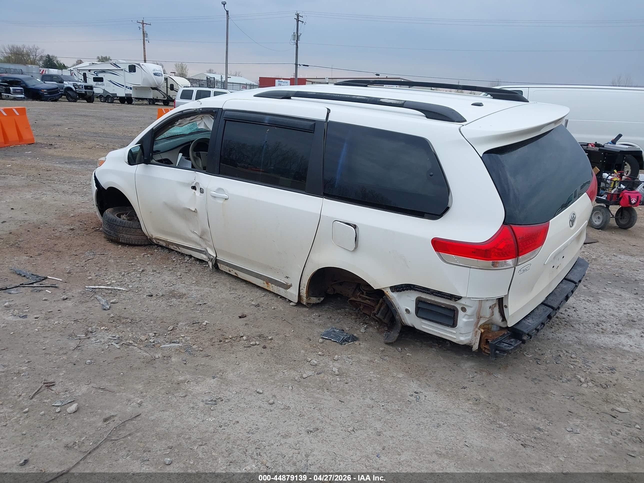 2011 Toyota Sienna Le White vin: 5TDJK3DC7BS029600