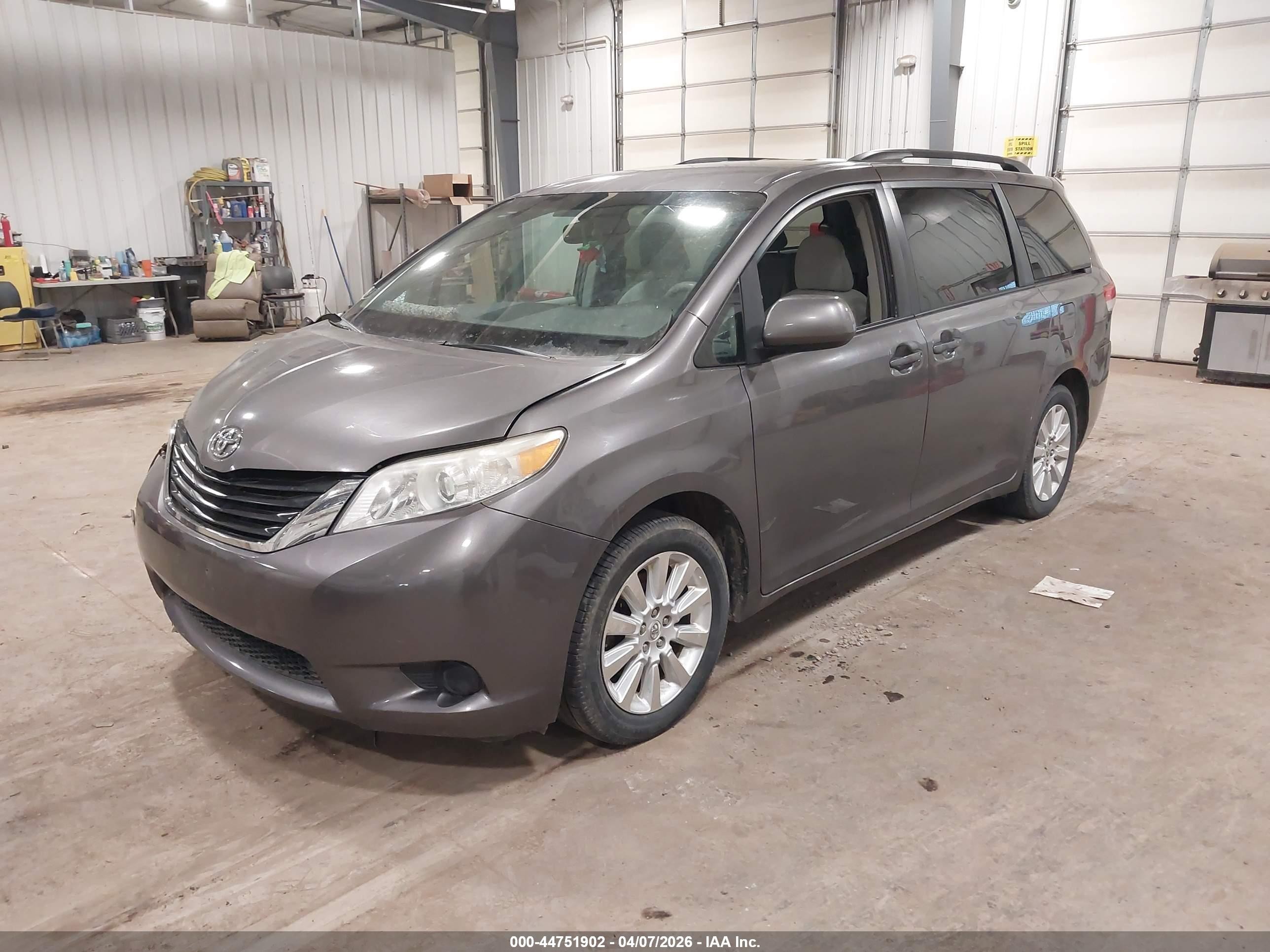 2012 Toyota Sienna Le 7 Passenger Gray vin: 5TDJK3DC7CS033633