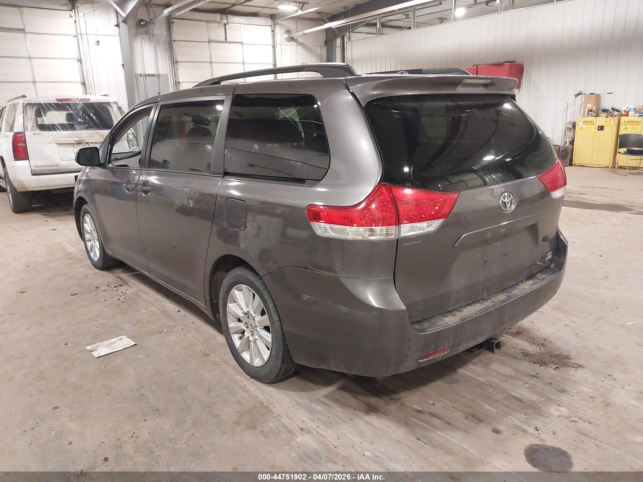 2012 Toyota Sienna Le 7 Passenger Gray vin: 5TDJK3DC7CS033633