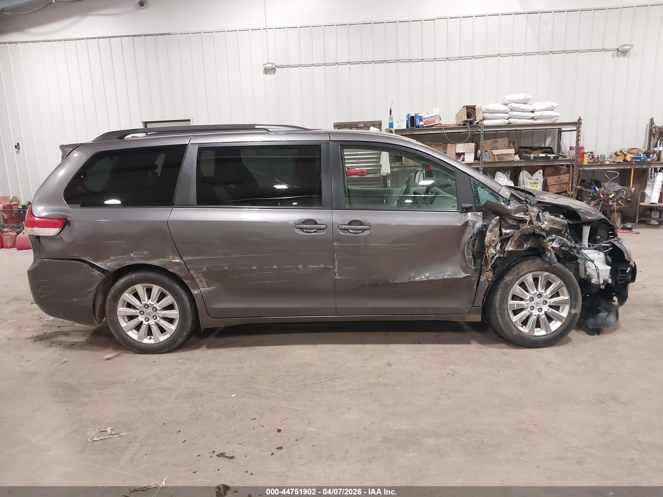 2012 Toyota Sienna Le 7 Passenger Gray vin: 5TDJK3DC7CS033633