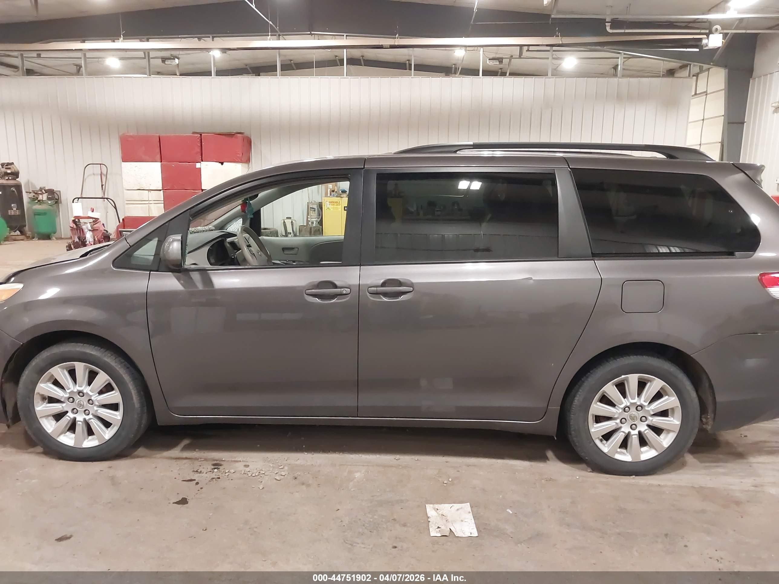 2012 Toyota Sienna Le 7 Passenger Gray vin: 5TDJK3DC7CS033633