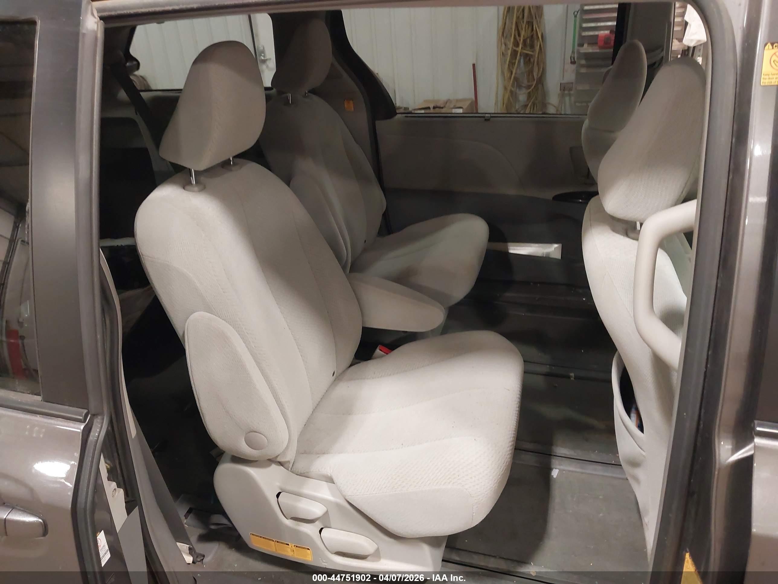 2012 Toyota Sienna Le 7 Passenger Gray vin: 5TDJK3DC7CS033633