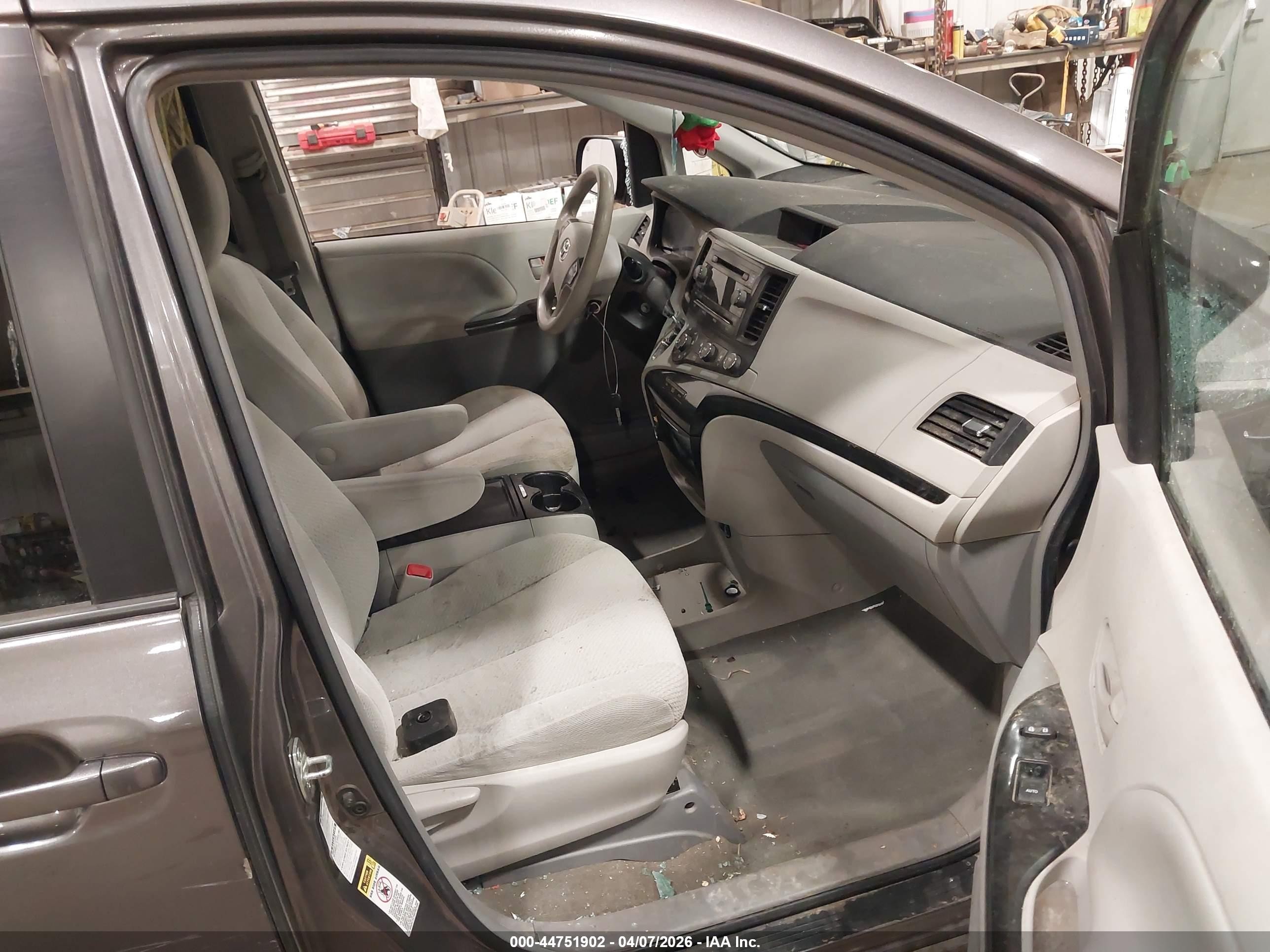 2012 Toyota Sienna Le 7 Passenger Gray vin: 5TDJK3DC7CS033633