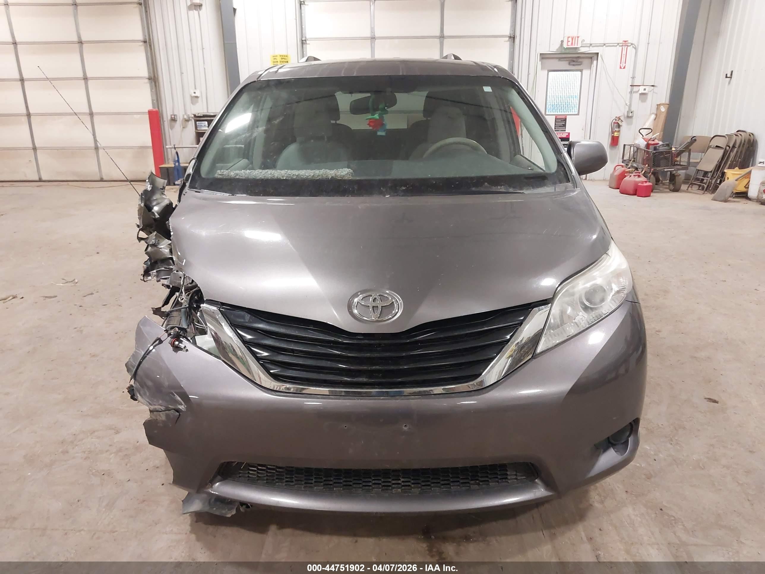 2012 Toyota Sienna Le 7 Passenger Gray vin: 5TDJK3DC7CS033633