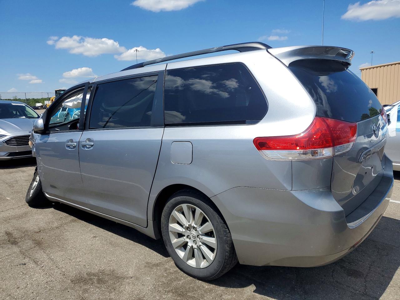 2009 Toyt Sienna Silver vin: 5TDJK3DC7CS036290