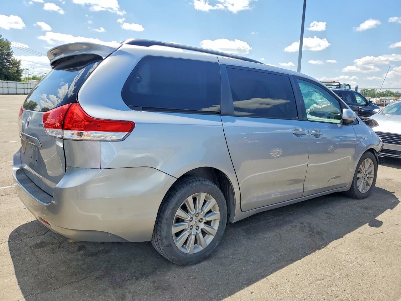 2009 Toyt Sienna Silver vin: 5TDJK3DC7CS036290
