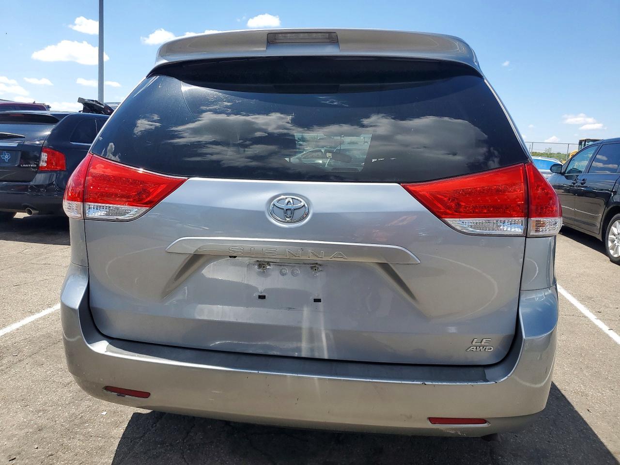 2009 Toyt Sienna Silver vin: 5TDJK3DC7CS036290
