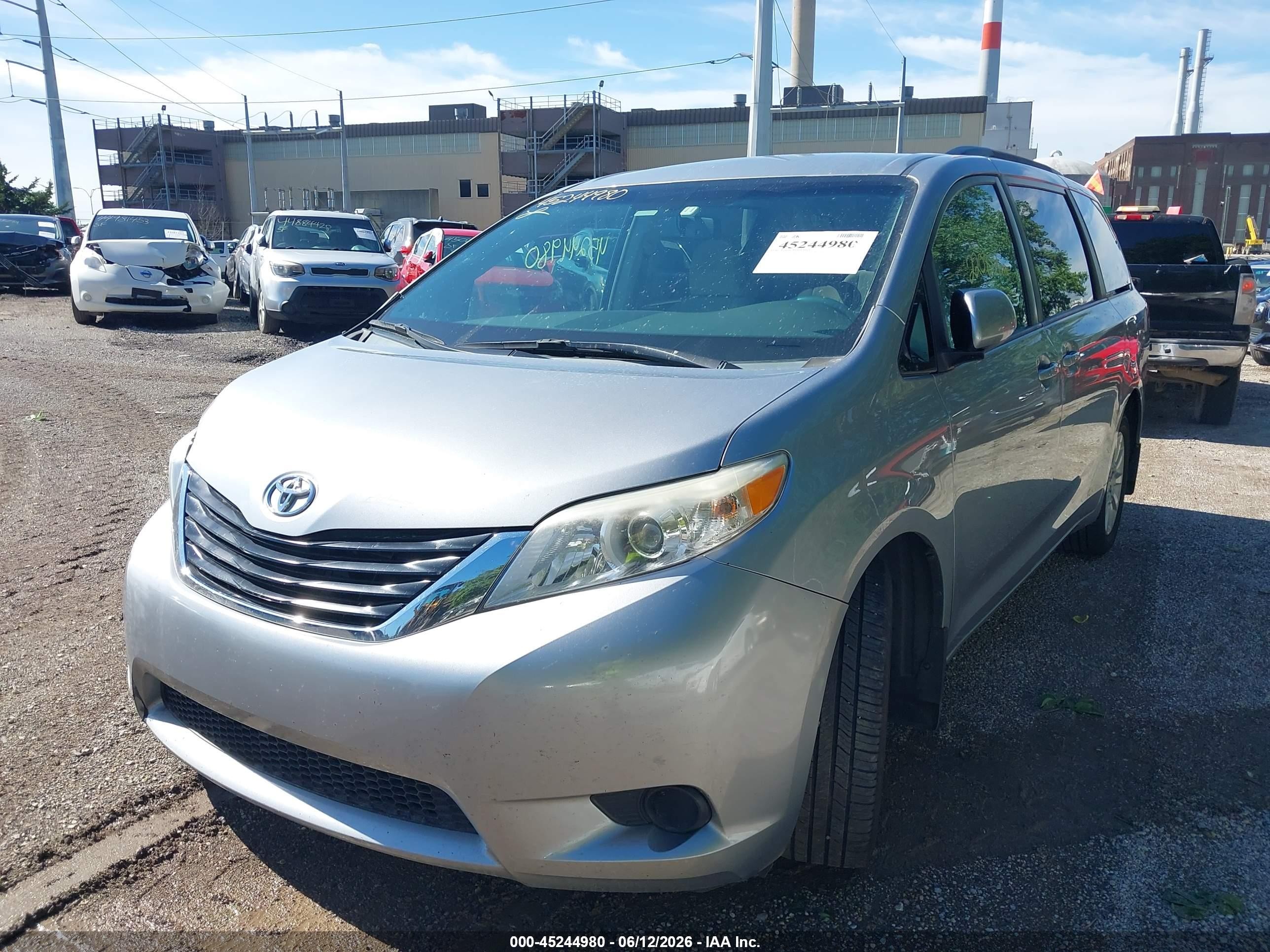 2013 Toyota Sienna Le 7 Passenger Silver vin: 5TDJK3DC7DS055360