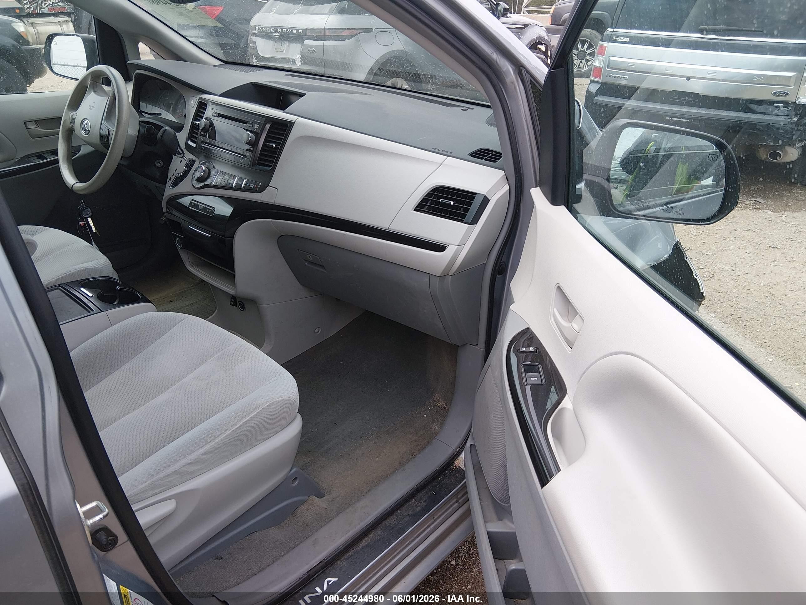 2013 Toyota Sienna Le 7 Passenger Silver vin: 5TDJK3DC7DS055360
