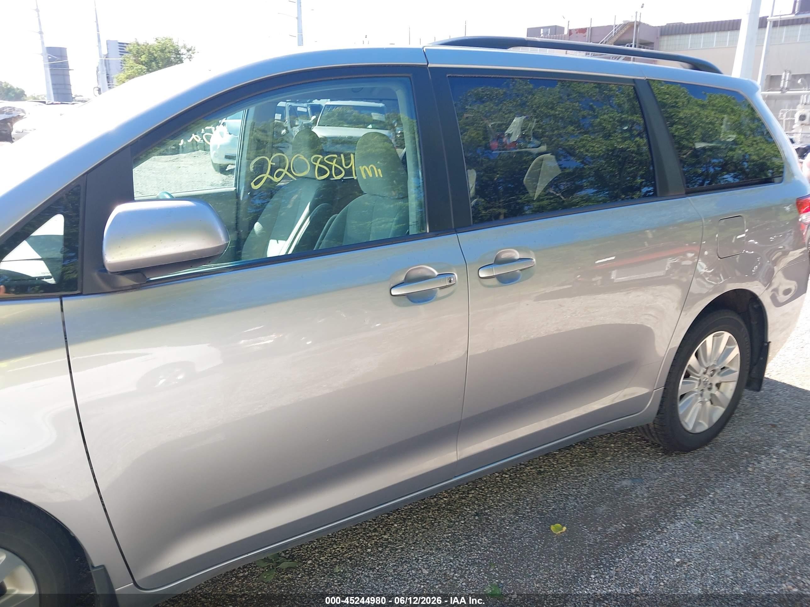 2013 Toyota Sienna Le 7 Passenger Silver vin: 5TDJK3DC7DS055360